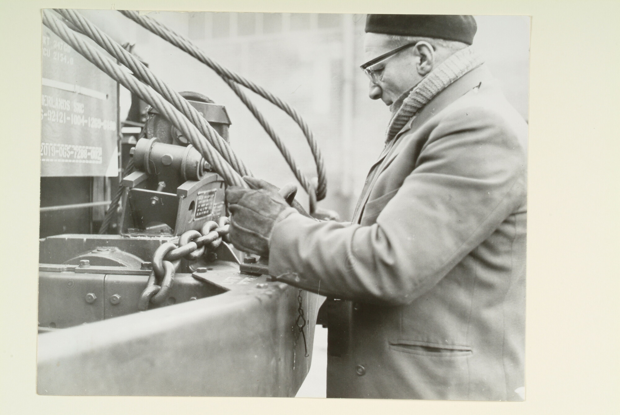 S.7032(017); Het hijsen van militaire kraanwagens uit de USA vanaf het vrachtschip ms. Woltersum van de NV Stoomvaart Maatschappij 'Oostzee'; fotoreportage