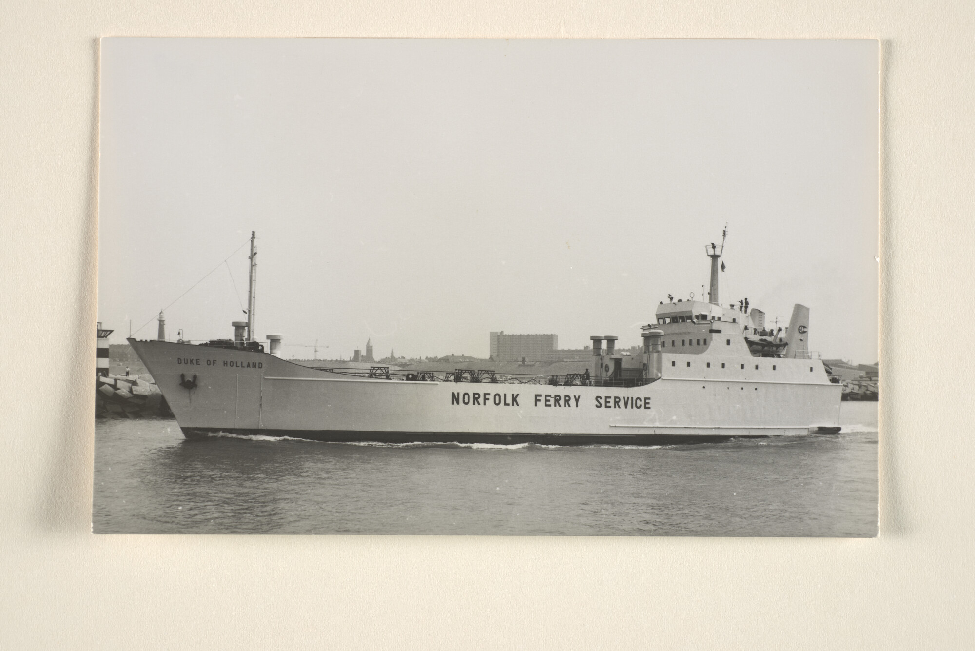 1996.3138; Het Ro-Ro-schip ms. Duke of Holland van de Norfolk Lijn vertrekt uit [...]; foto