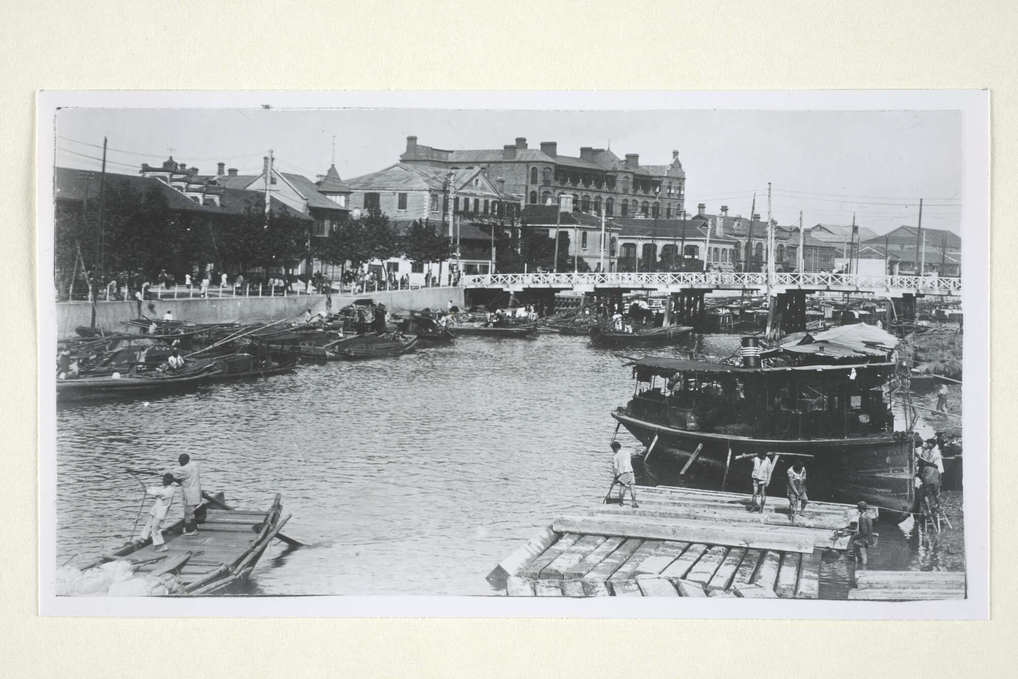 1997.1161; Gezicht op de haven van Shanghai. [Reproductiefoto]; foto
