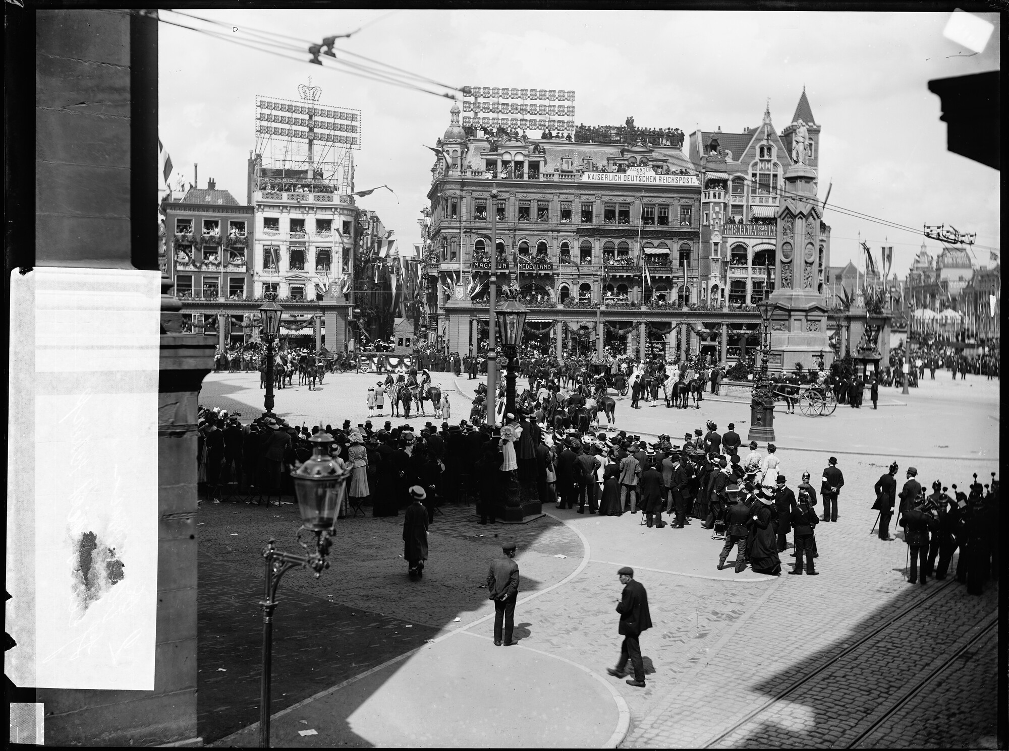 S.1156(06)128-04; Glasnegatief van toeschouwers op de Dam tijdens de inhuldigingsfeesten van koningin Wilhelmina te Amsterdam; negatief