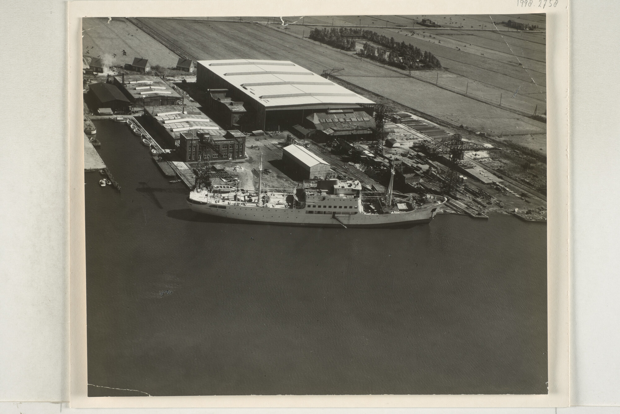 1998.2758; Luchtfoto van de werf van de Haarlemsche Scheepsbouw Maatschappij in 1952; foto