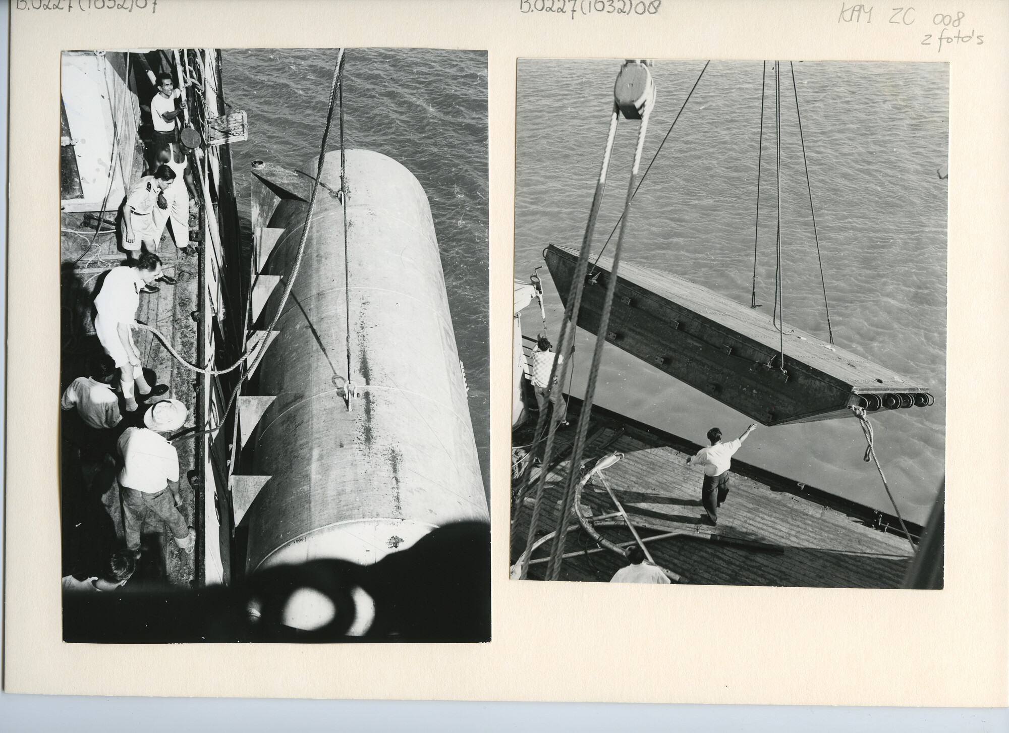 B.0227(1632)08; Foto van het vervoer van draglines met ms. Kaloekoe van Hollandia naar Merauke; foto