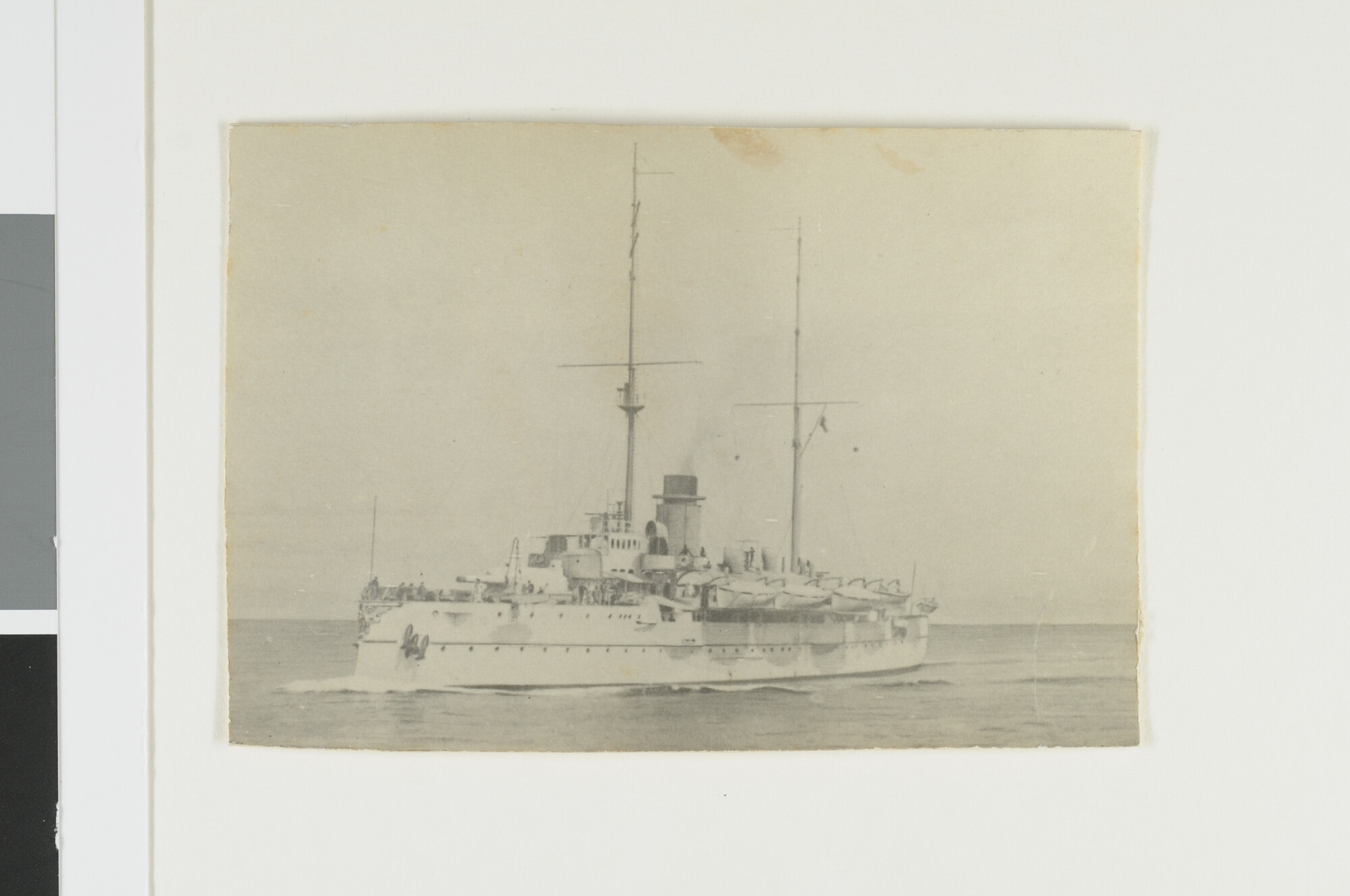 A.2867(03)025; Het pantserschip Hr.Ms. 'Jacob van Heemskerck' (vooraanzicht); foto