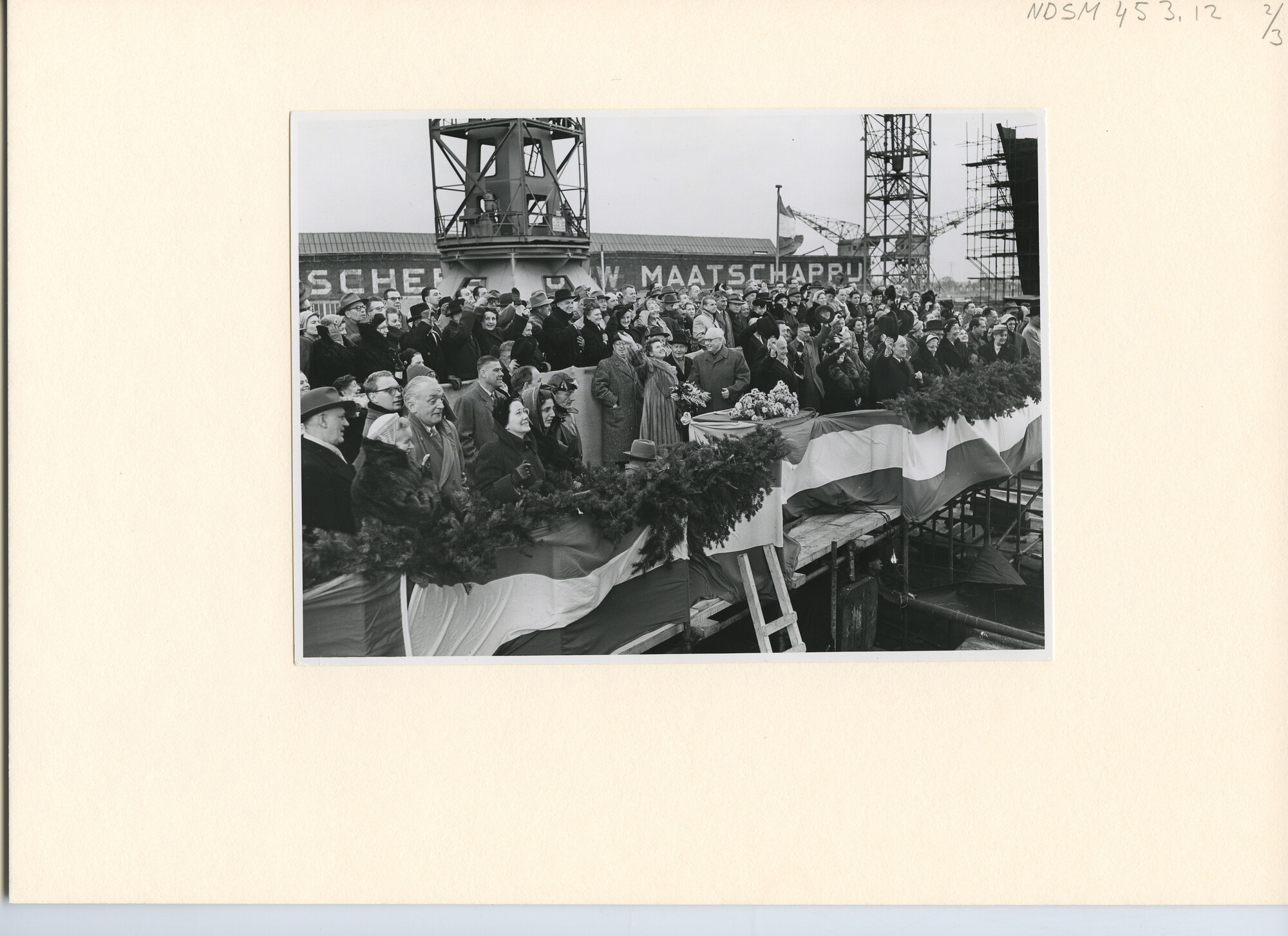 S.5444(2384)2; Foto van de tewaterlating en doop van de tanker ss. Khasiella van de Petroleum Maatschappij La Corona; foto