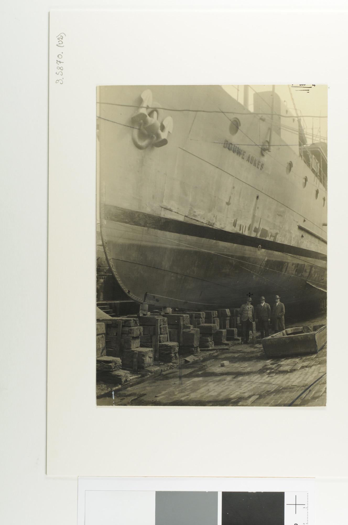 S.5870(02) [nr 0001]; De mijnenlegger Hr.Ms. Douwe Aukes in het droogdok (detail van de boeg met [...]; foto