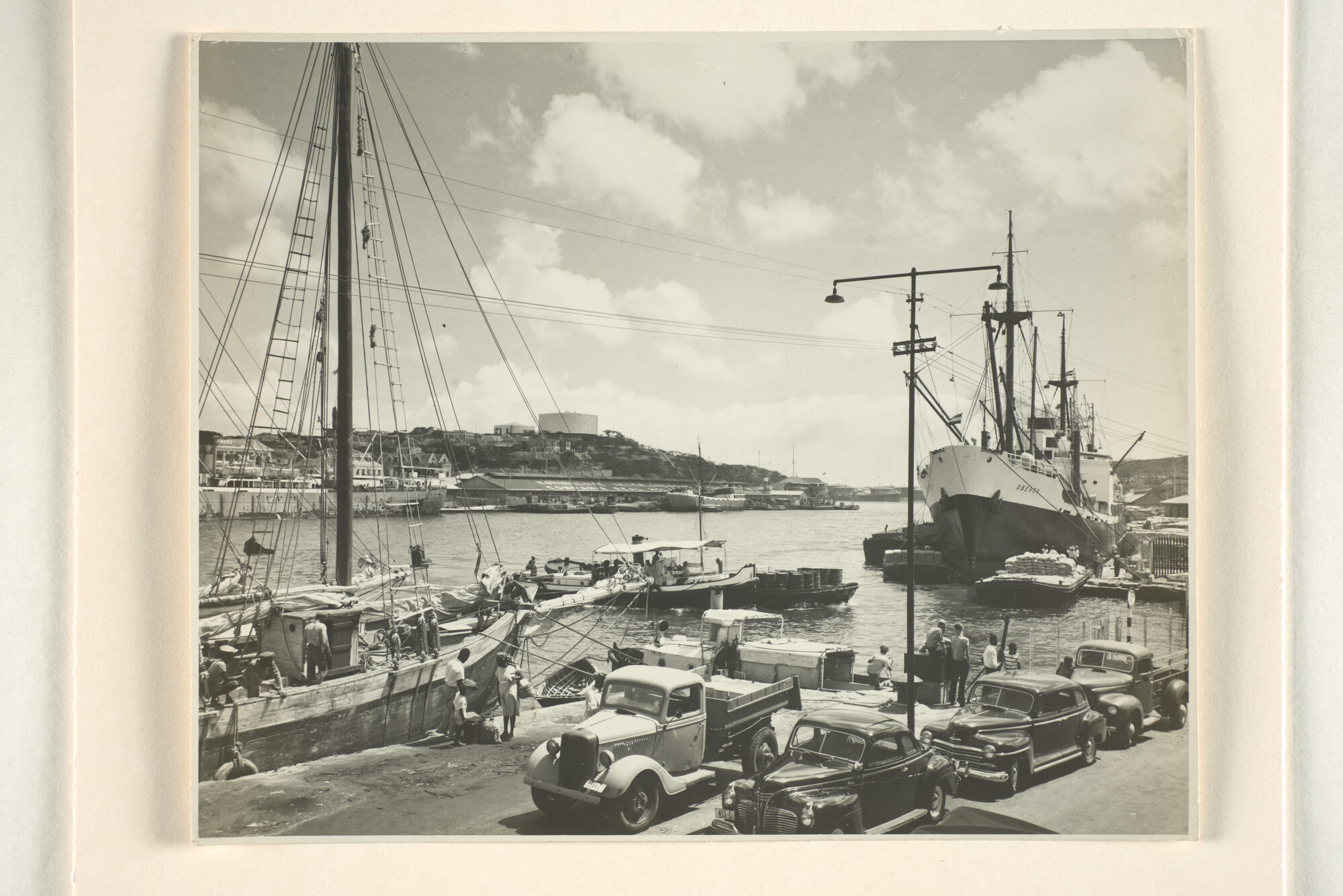 1995.6987; Het Etablissement van de KNSM aan de St. Annabaai te Willemstad; foto
