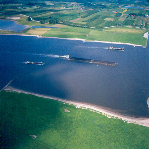 S.9100(4033); Dia (luchtfoto) van de rivier de Lek; diapositief