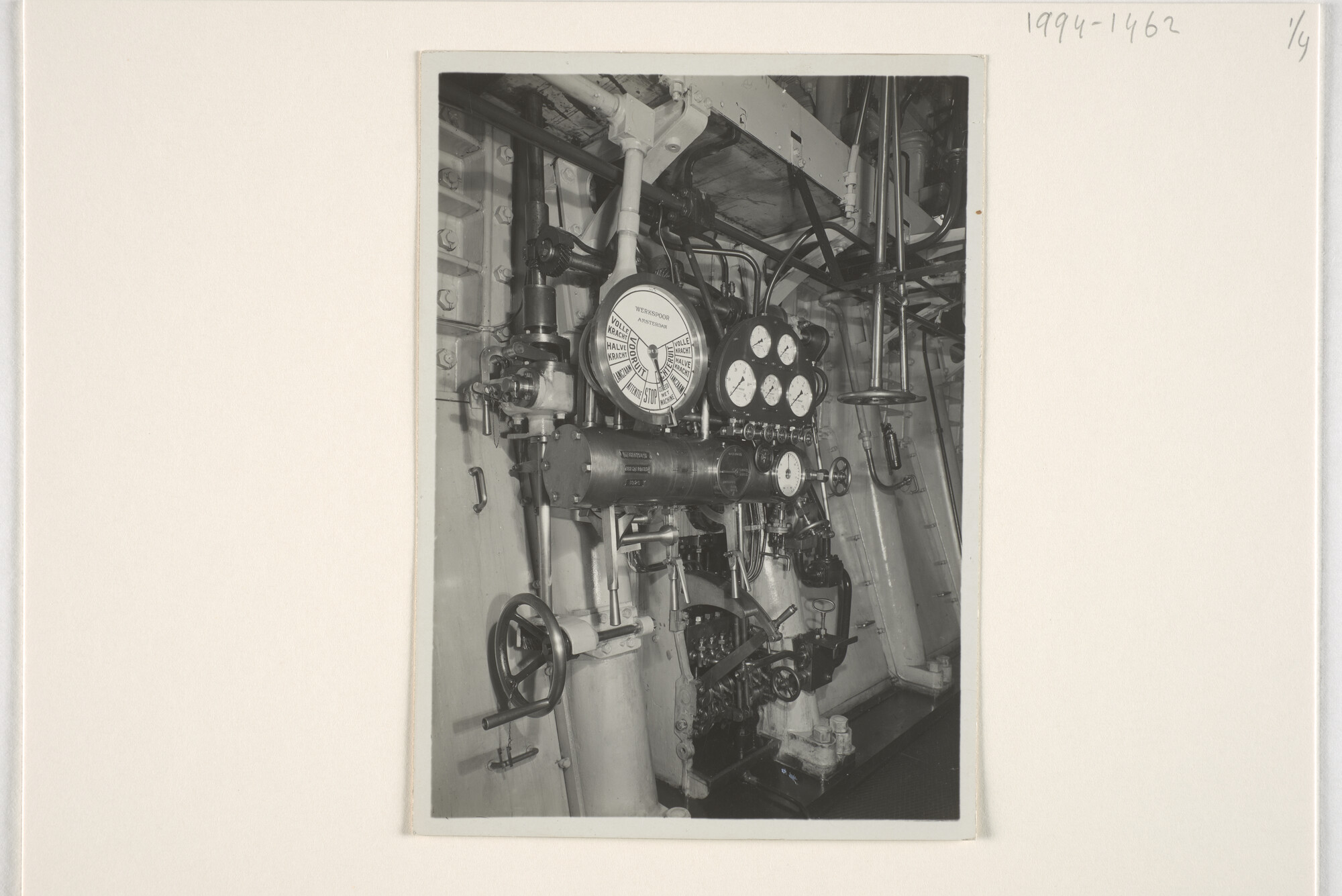 1994.1462; Interieurfoto's van de machinekamer van ms. 'Cremer'; fotoreportage