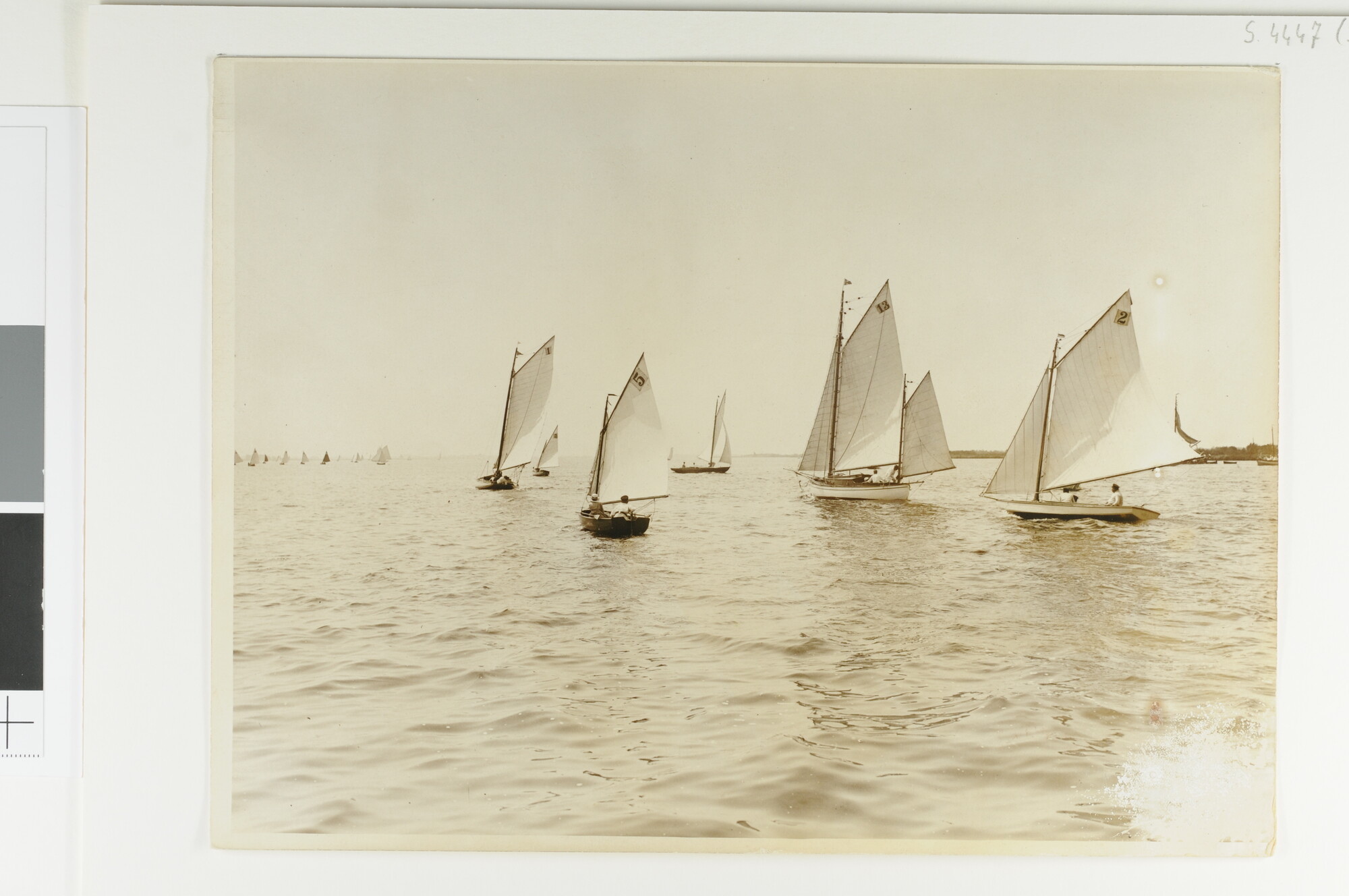 S.4447(30); Zeilwedstrijden van de Koninklijke Zeil- en Roei Vereeniging de Zuiderzee in 1917; foto