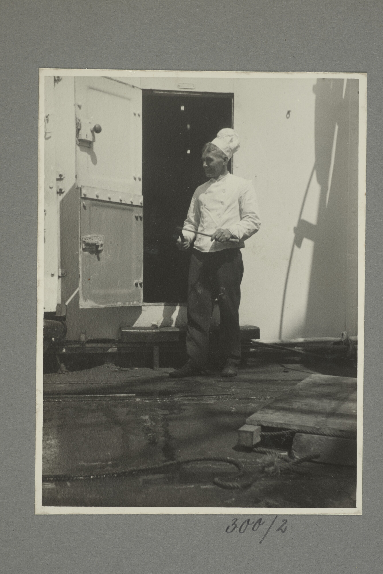 1998.2177; Omslag/ album met een grote hoeveelheid proeffoto's gemaakt door mw. A.M. Wolff-Koller in opdracht van de Gemeente Handelsinrichtingen in Amsterdam; omslag