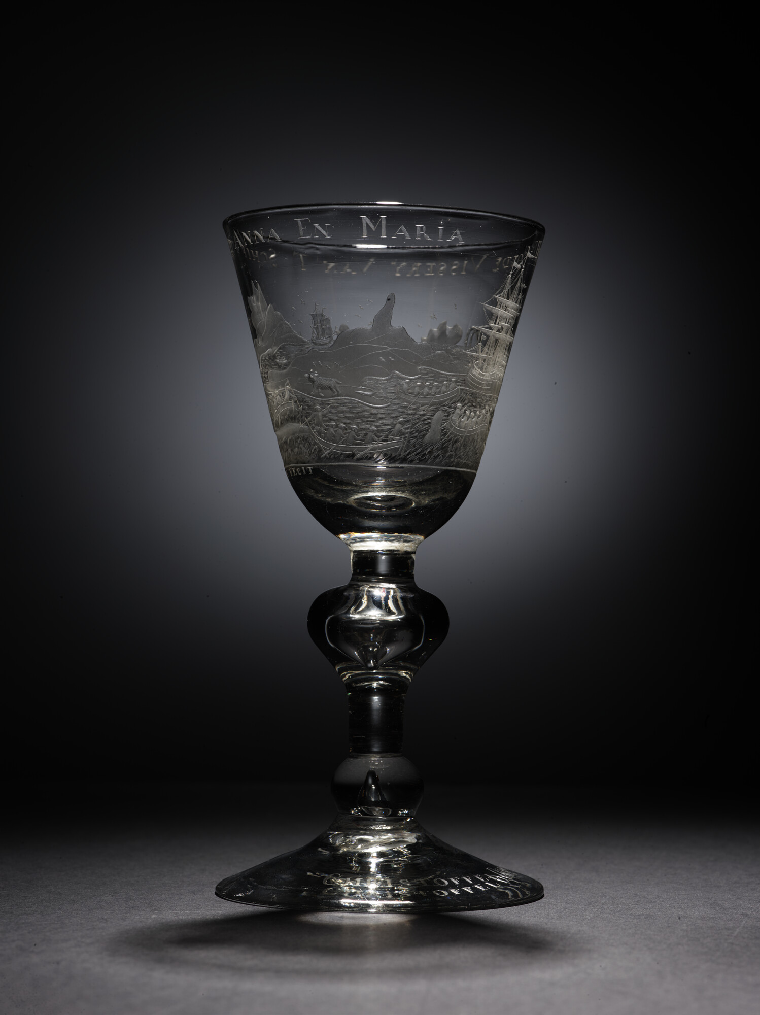2020.0003; Bokaal met radgravure van een voorstelling van de walvisvaart en opschrift 'De goede visserij van 't schip de Anna en Maria'; drinkglas