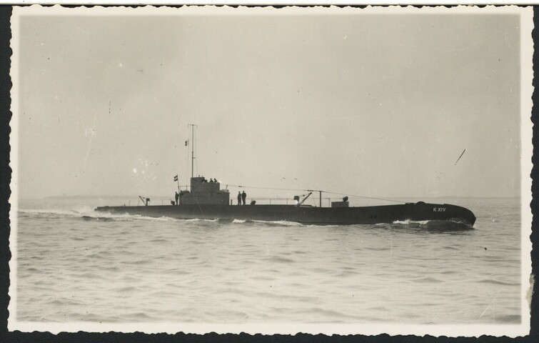 A.2867(01)021; De onderzeeboot Hr.Ms. 'K XIV' op zee; prentbriefkaart