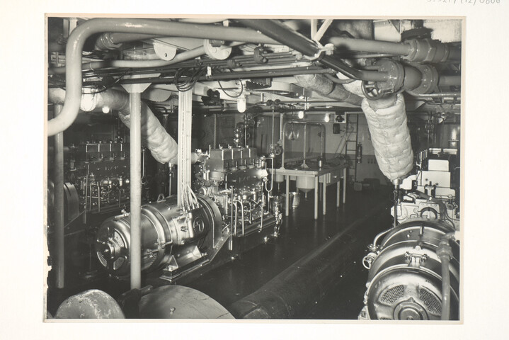 S.5219(12)0608; Fotos van de machinekamer van het Franse (Laker) vrachtschip ms. Marquette [...]; fotoreportage