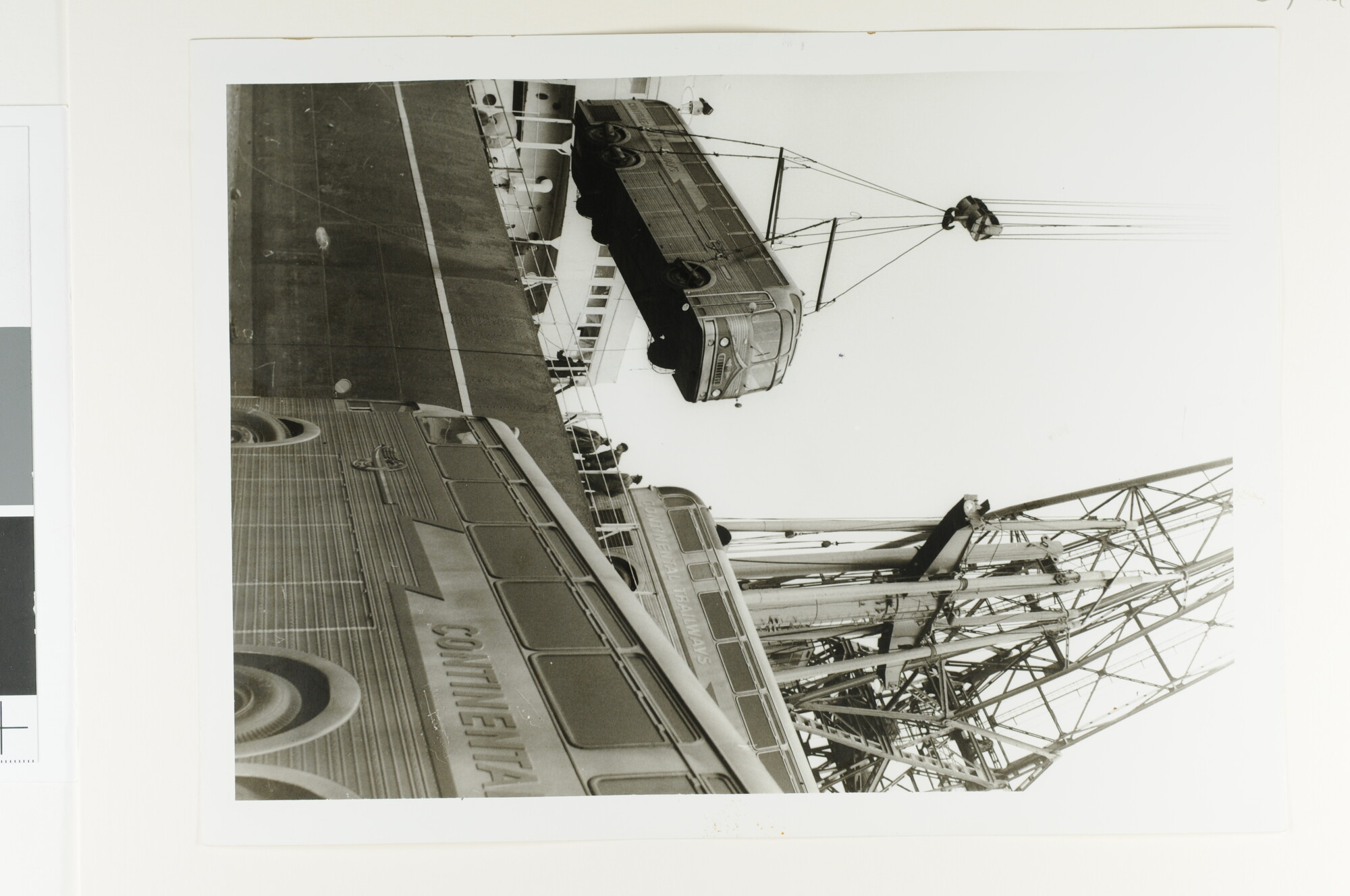 S.7032(013); Fotos van het hijsen van autobussen voor Continental Trailways van de kade [...]; fotoreportage