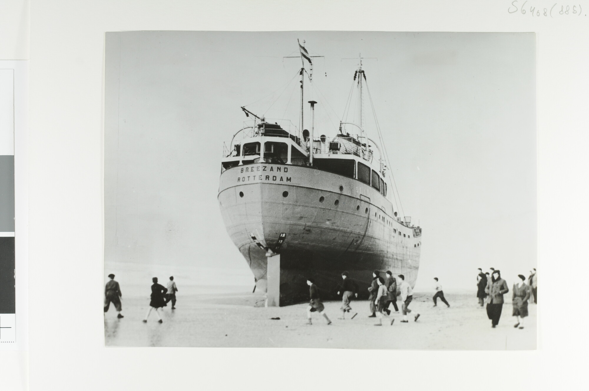 S.6408(0885); Belangstelling voor de in februari 1957 bij Bordeaux gestrande coaster [...]; foto