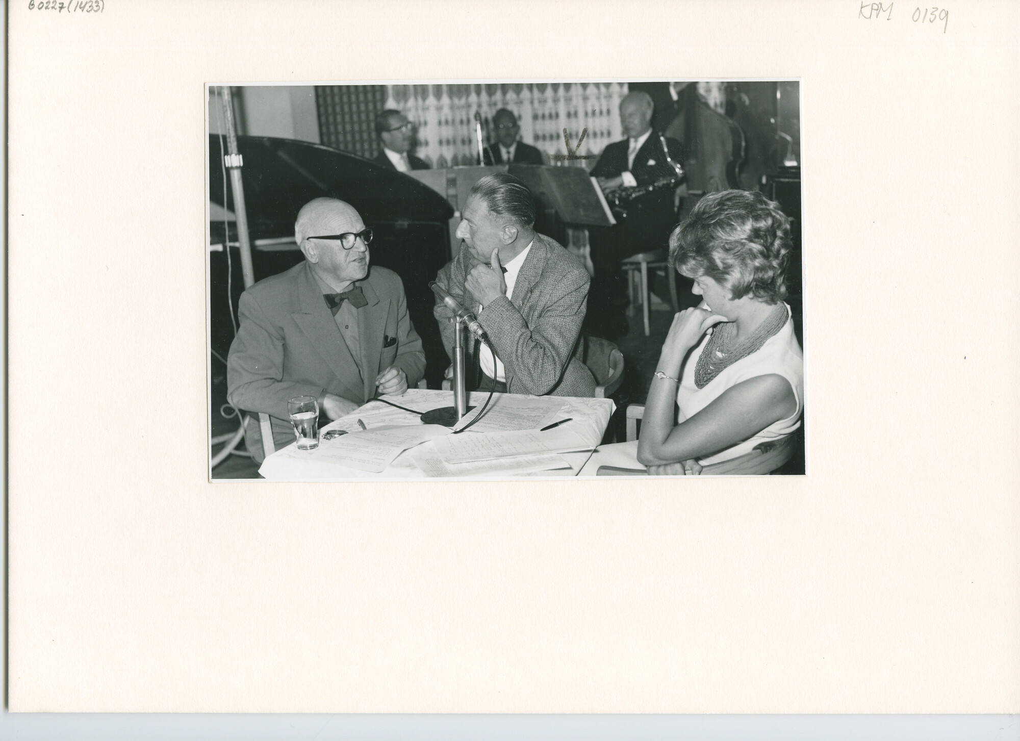 B.0227(1433); Uitzending van Radio Nederland Wereldomroep in Hotel Gooiland te Hilversum; foto
