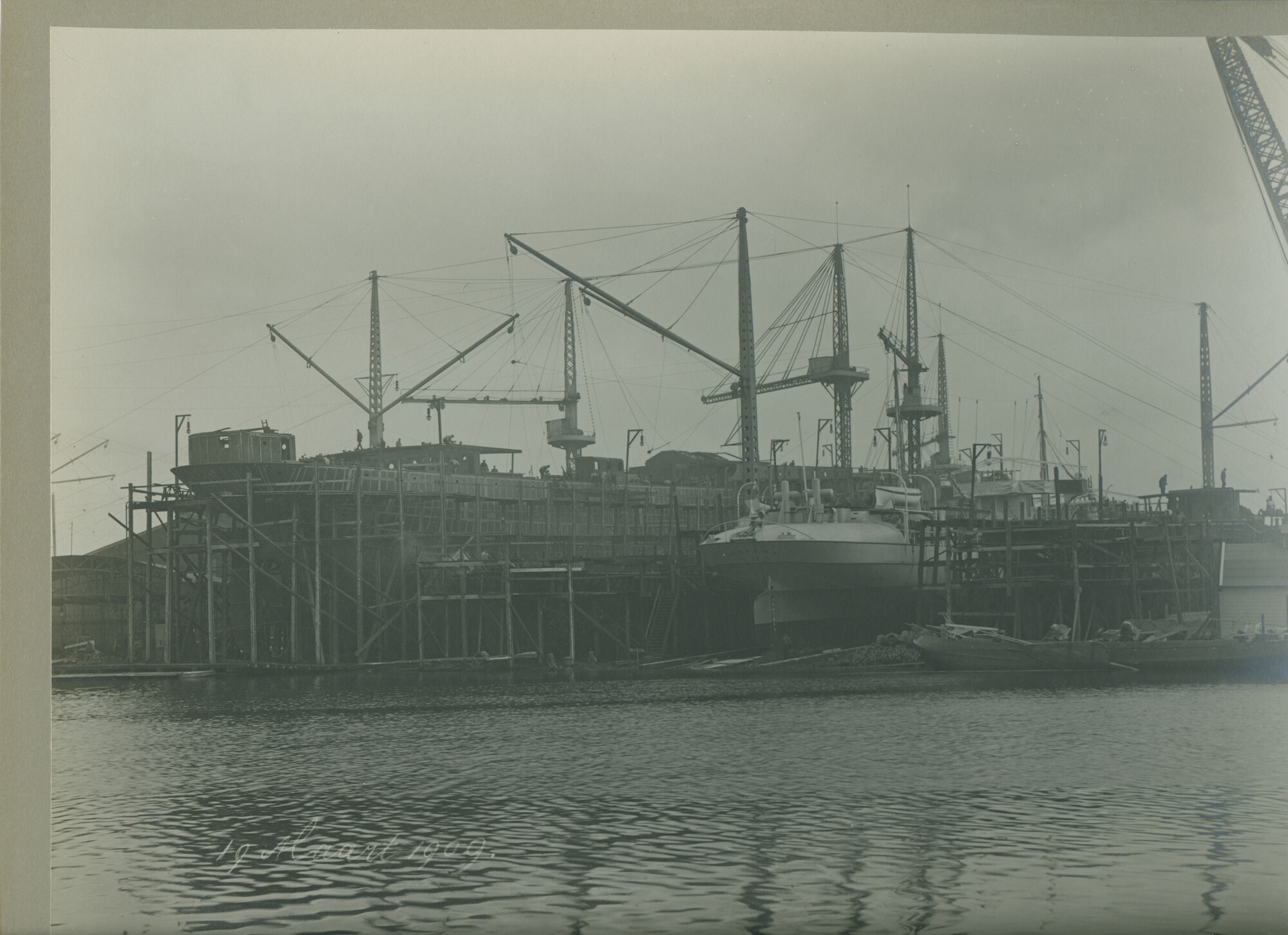S.5444(0247)4; Foto van de tewaterlating van de zeegaande tanklichter Utrecht; foto