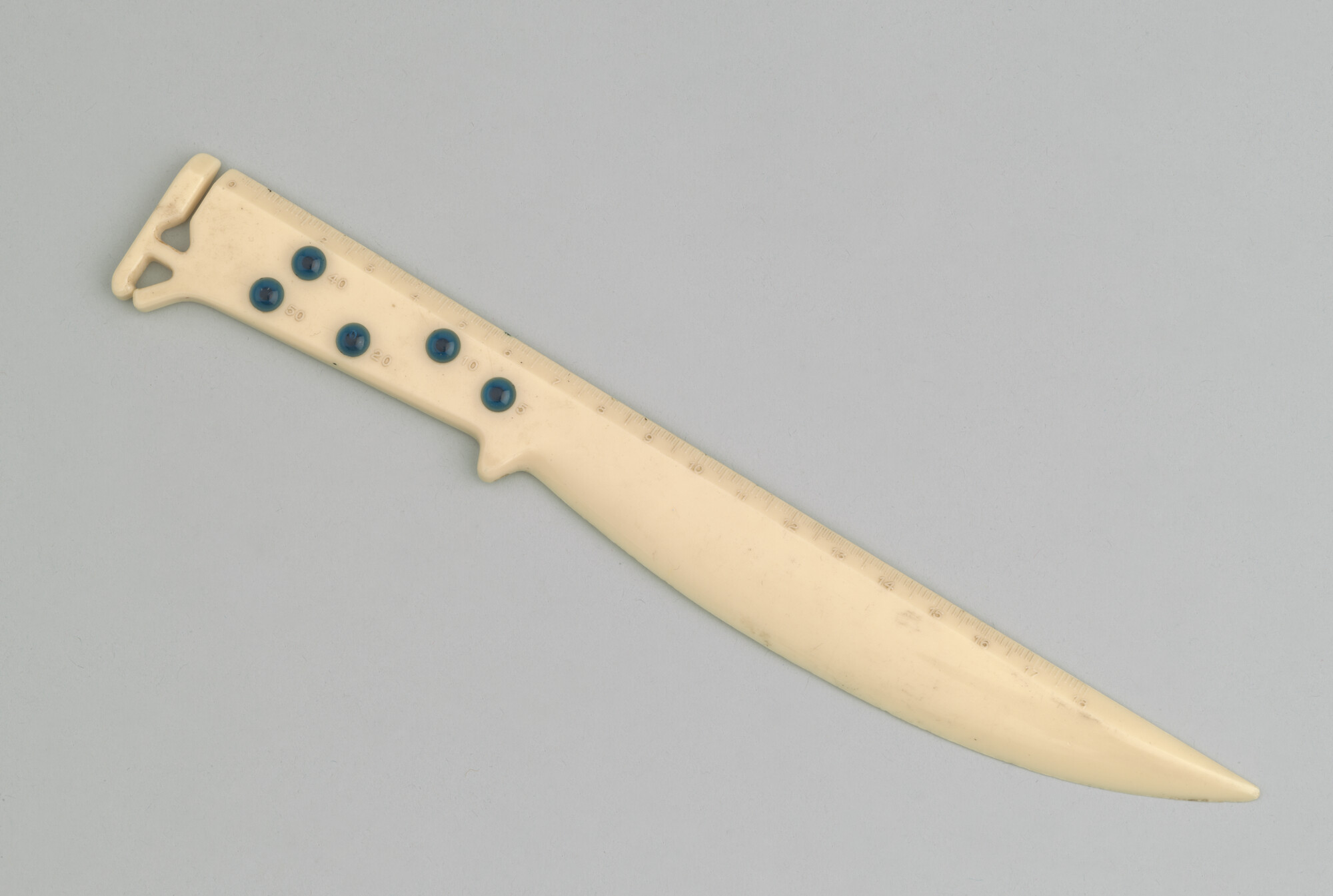 2012.0675; Mesvormige briefopener annex brievenweger annex liniaal; briefopener