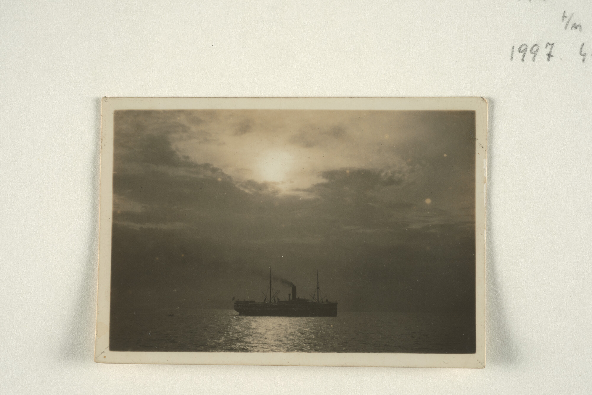 1997.4042; Een sfeerfoto van een KPM-schip op zee [...]; foto