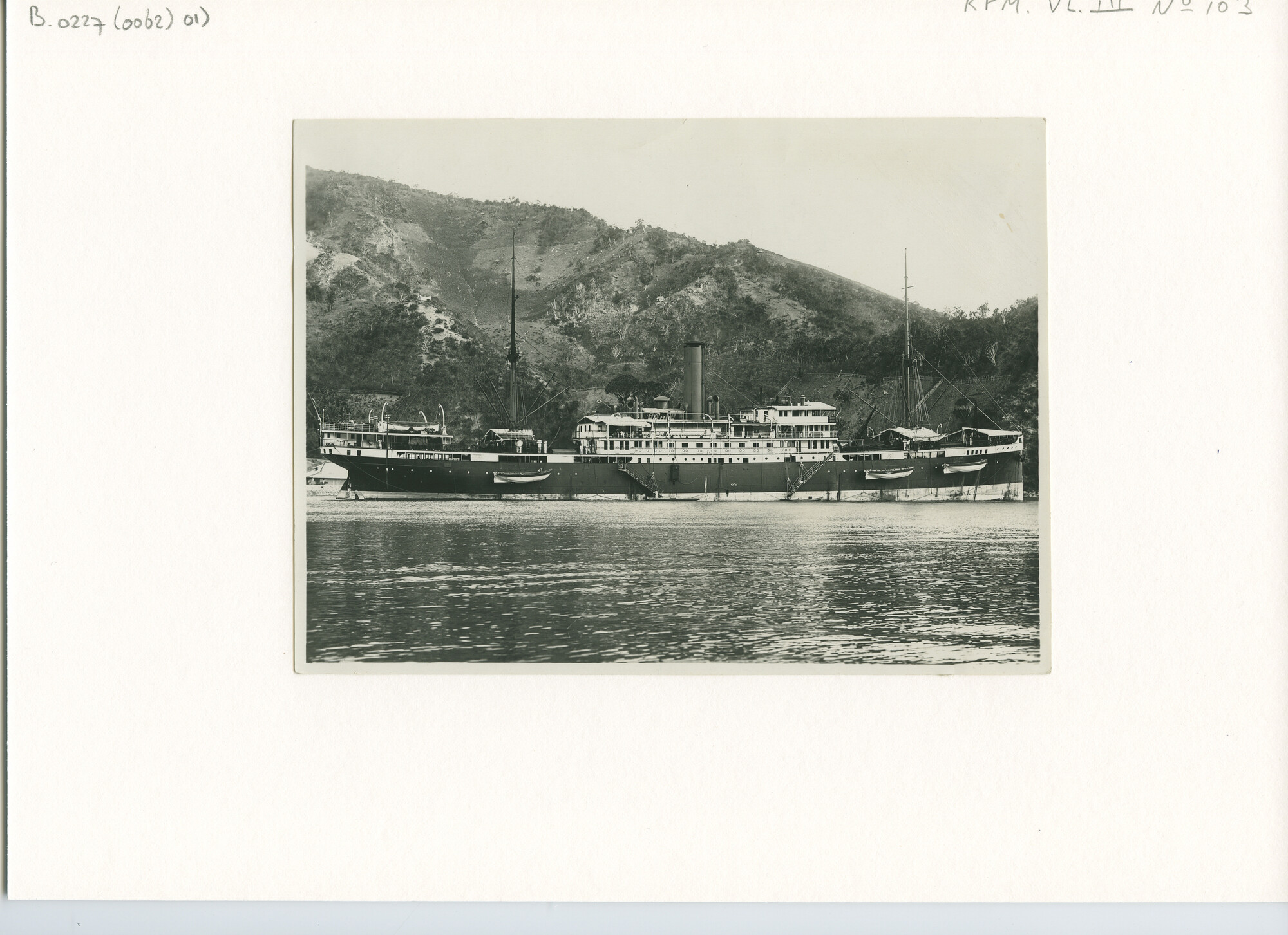 B.0227(0062)01; Foto van ss. Bontekoe in een baai; foto