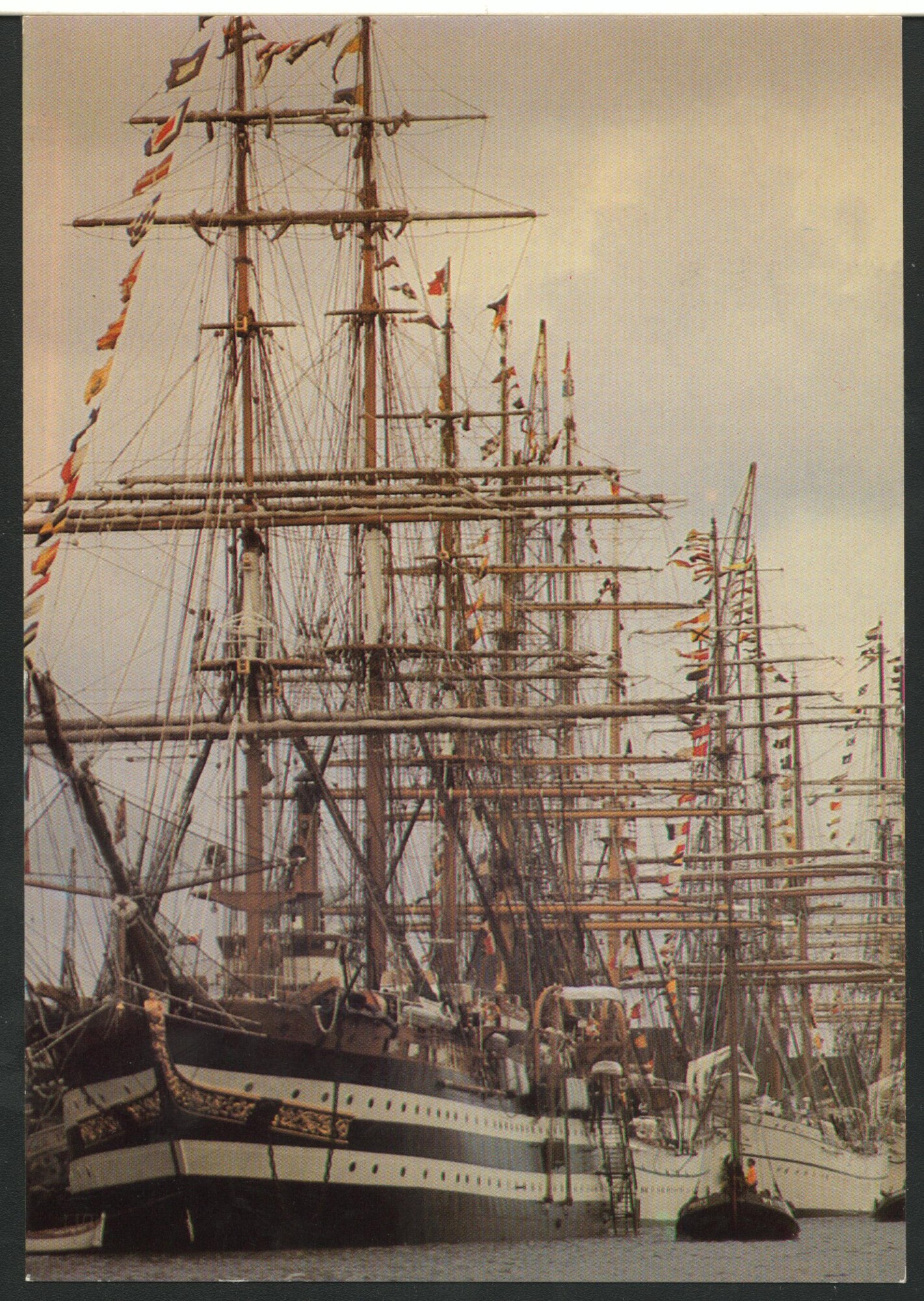 1993.4033; Het Italiaanse zeilende schoolschip 'Amerigo Vespucci' uit Italië; prentbriefkaart