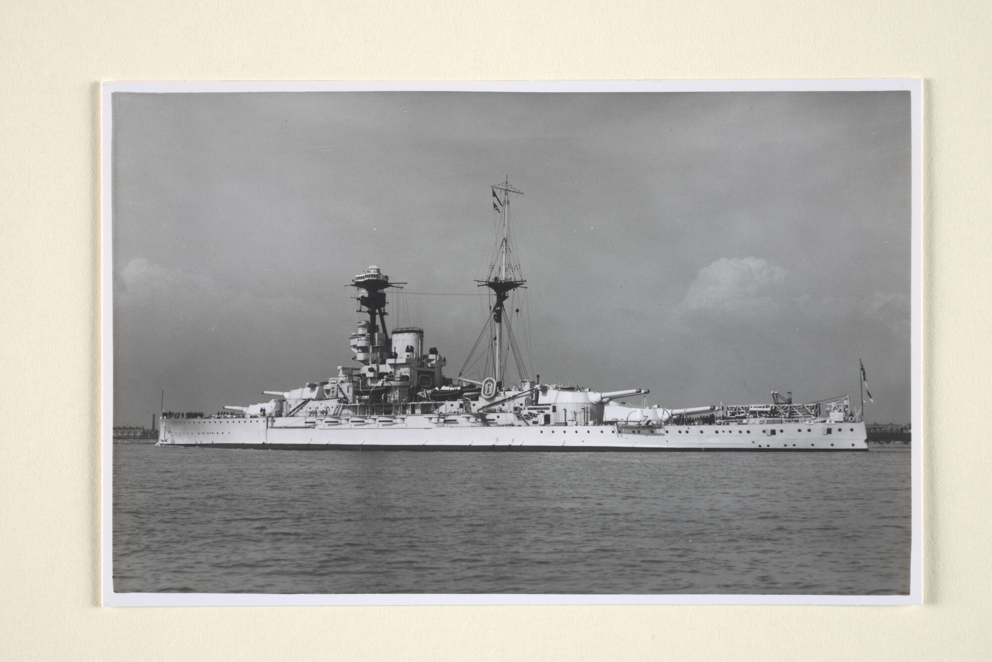 1995.1679; Het Britse slagschip HMS 'Royal Sovereign', april 1937; foto