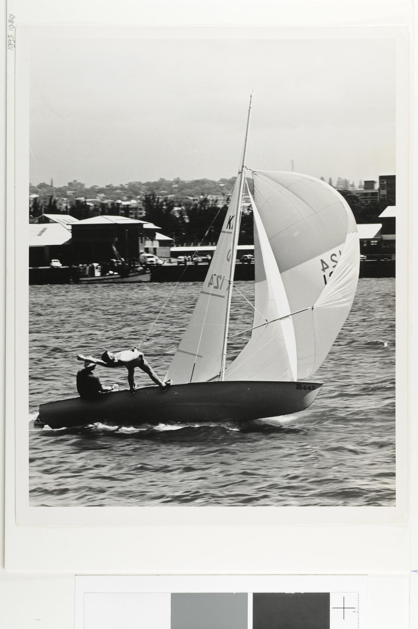 1993.1084; Een actiefoto van een zeilboot van de Flying Dutchman-klasse; foto