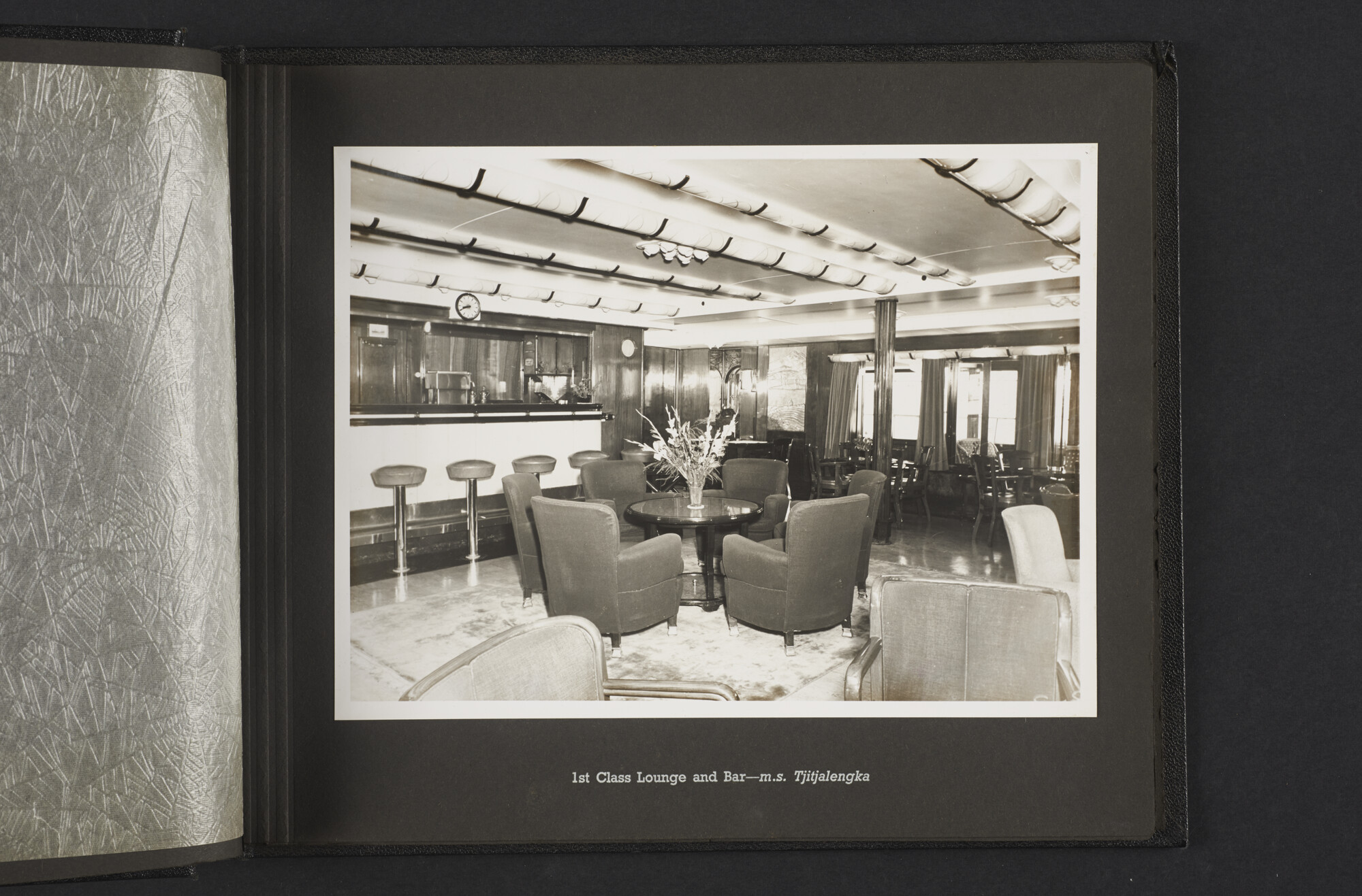 2015.1295; Fotoalbum van de Royal Interocean Lines met (hoofdzakelijk) interieurfoto’s van de Tegelberg, Tjitjalengka en Straat Makassar; fotoalbum