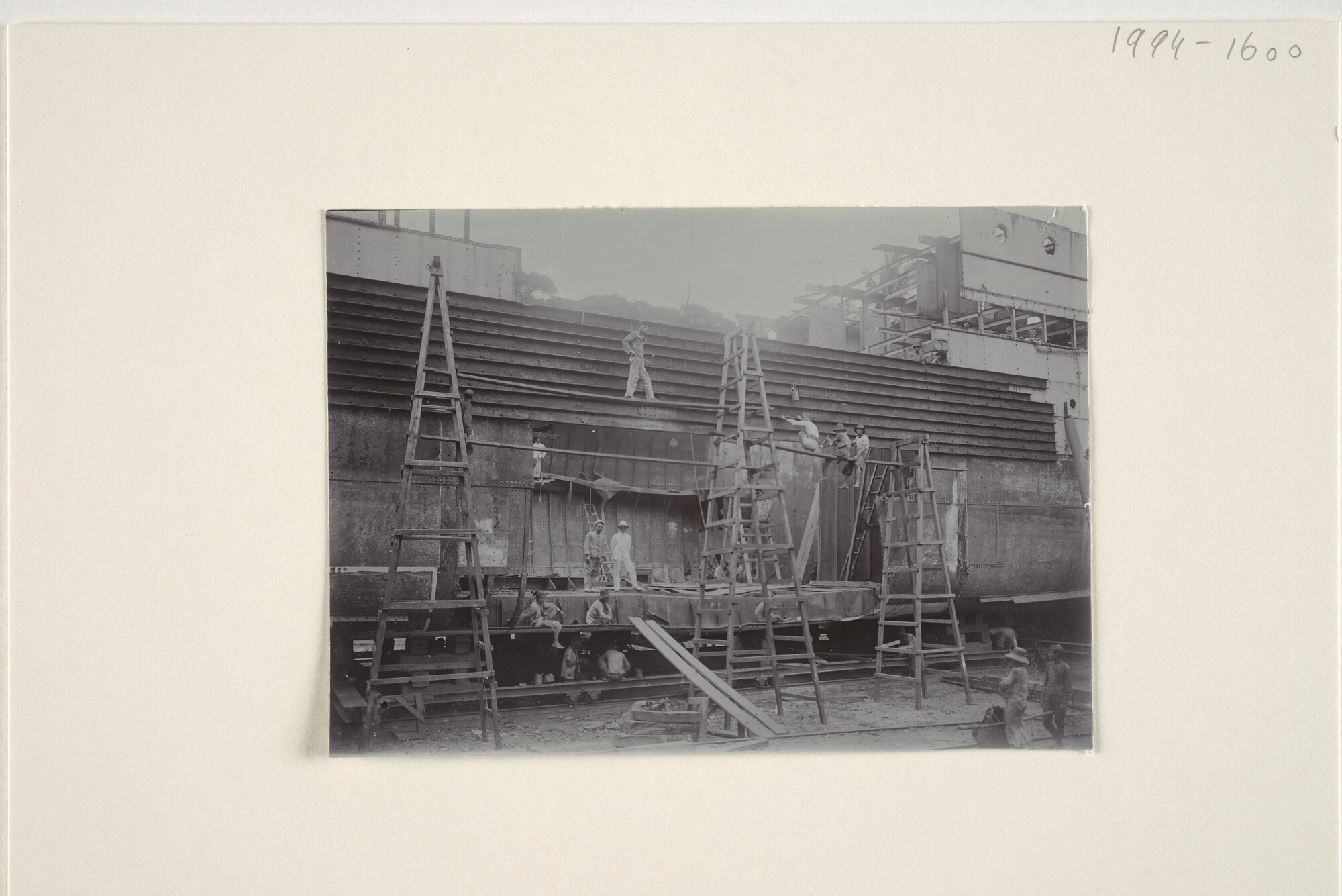 1994.1600; Foto's van de reparatie door de Nederlandsche Scheepsbouw Maatschappij van de middensectie van het ss. 'Pahud' [...]; fotoreportage