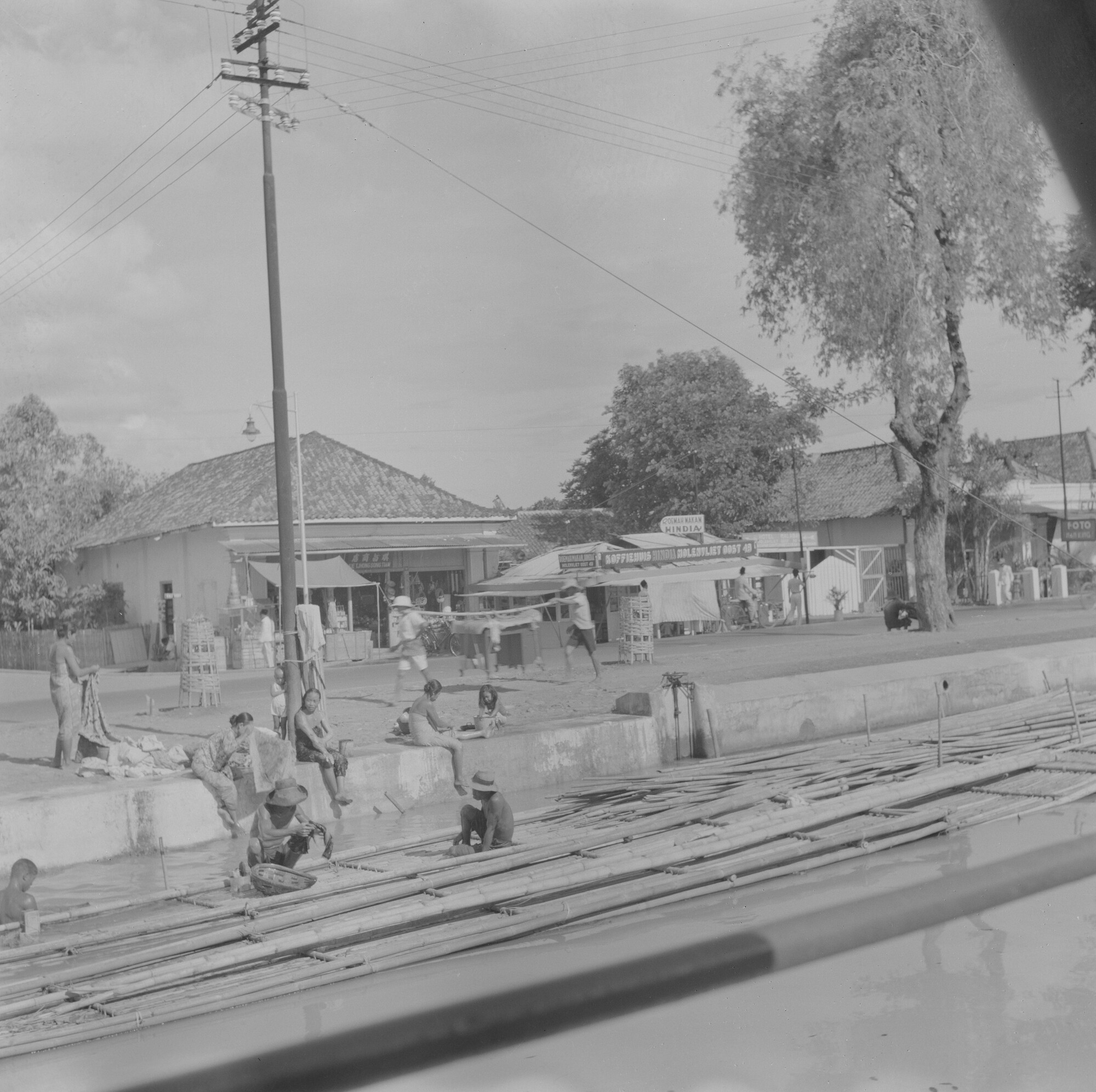 2015.3510; Negatief van een straatbeeld uit Molenvliet in Djakarta (Jakarta); negatief