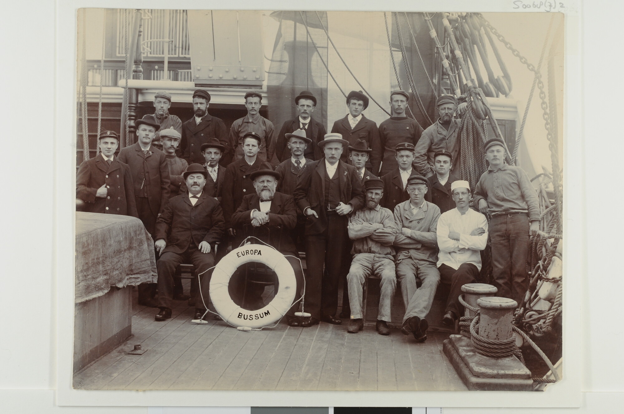 S.0068(07)2; Groepsportret van kapitein G. Bona en bemanning aan boord van het fregat 'Europa'; foto