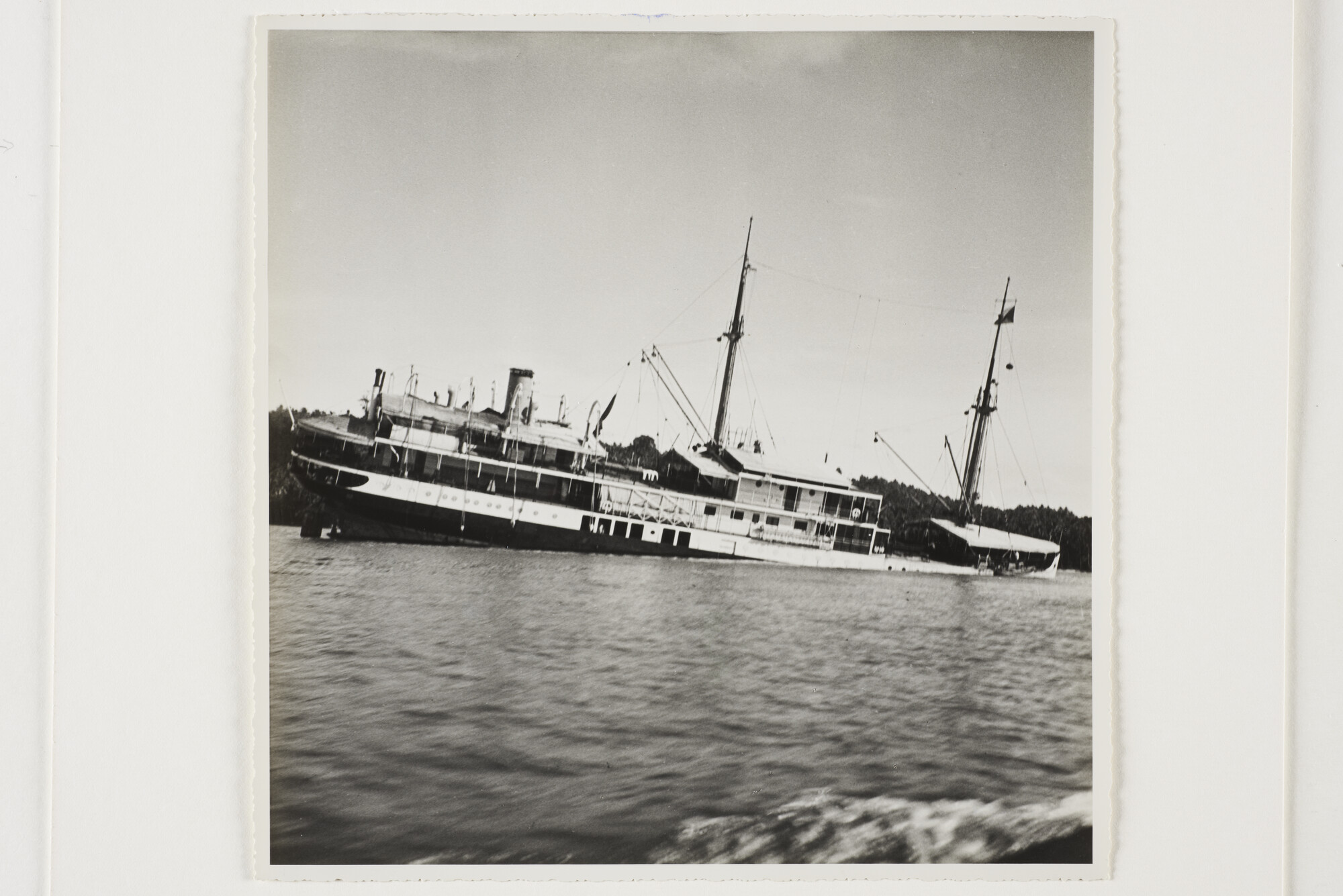 B.0227(0480)02; Foto van het gestrande en gedeeltelijk gezonken ms. Togian bij Pontianak, december 1935; foto