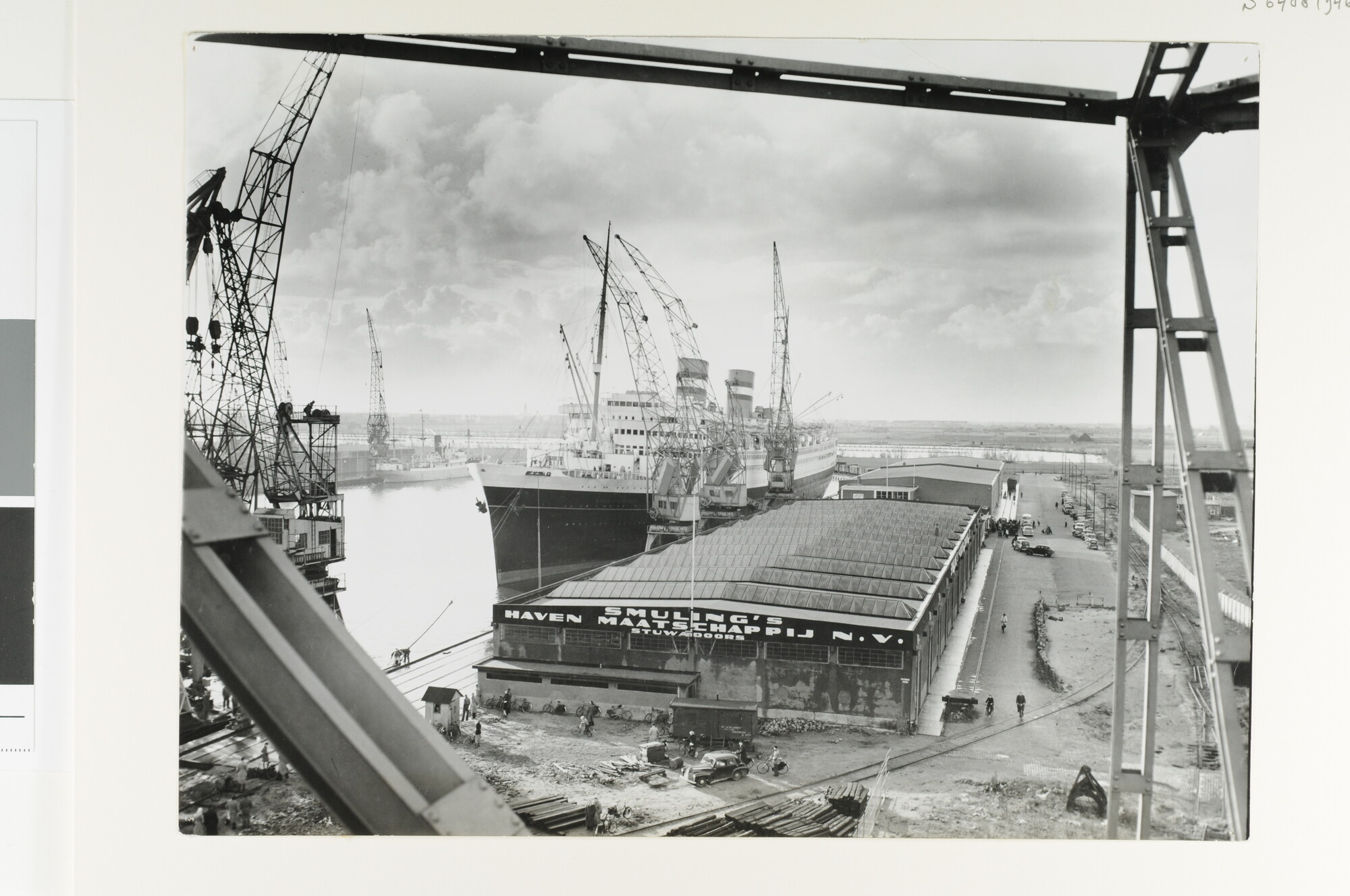 S.6408(0946); Het passagiersschip ss. Nieuw Amsterdam van de Holland-Amerika Lijn ligt [...]; foto