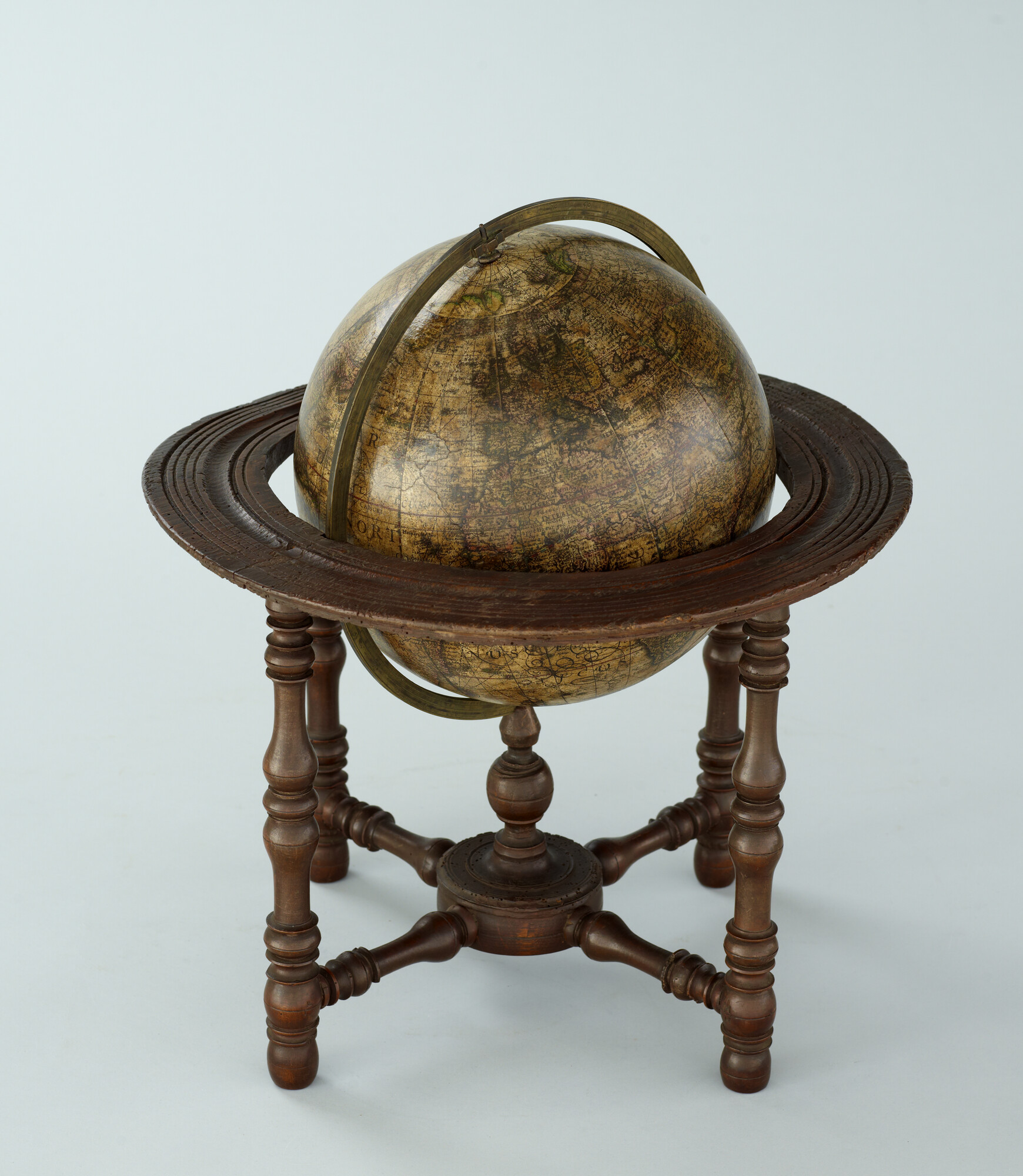 S.2938; Aardglobe van 26,5 cm. in doorsnede door Pieter van den Keere en Petrus Plancius, na 1618; globe