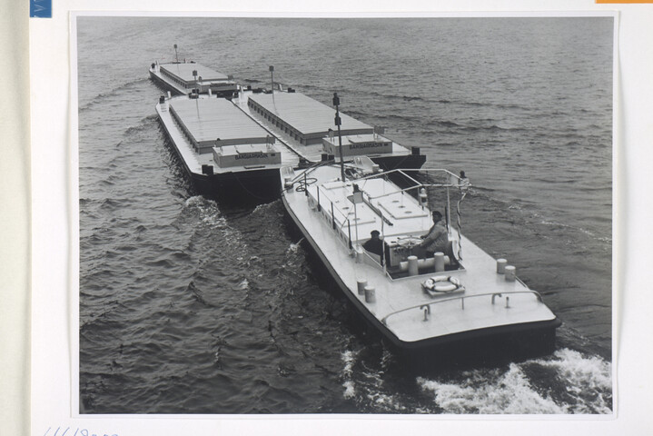 1992.1144; Duwboot, in opdracht van Van Bennekom, (achterop tekst: Bandjarmasin); foto