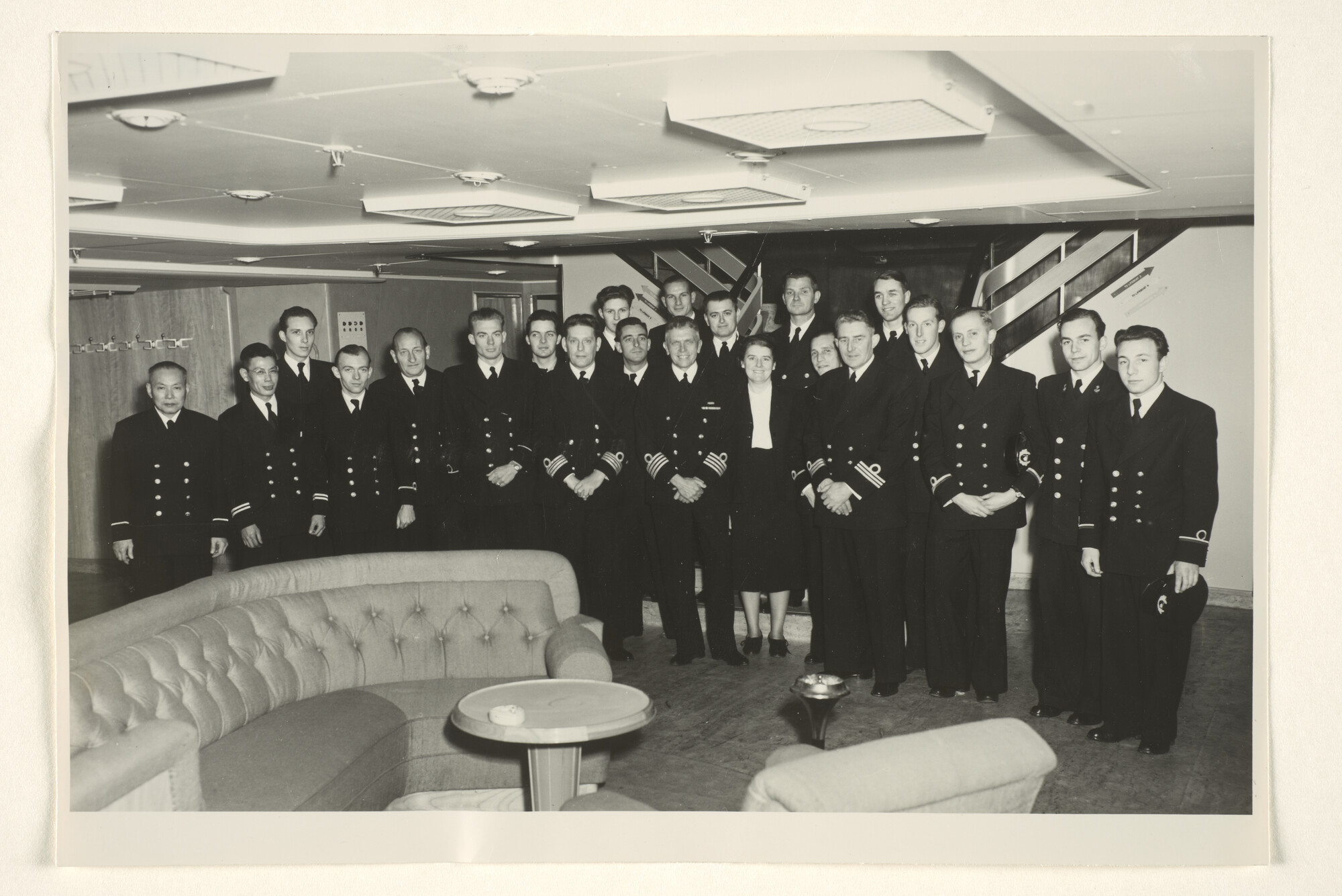 1997.1375; Foto van de état-major van het vracht-passagiersschip ms. Tjiluwah van de KJCPL; foto