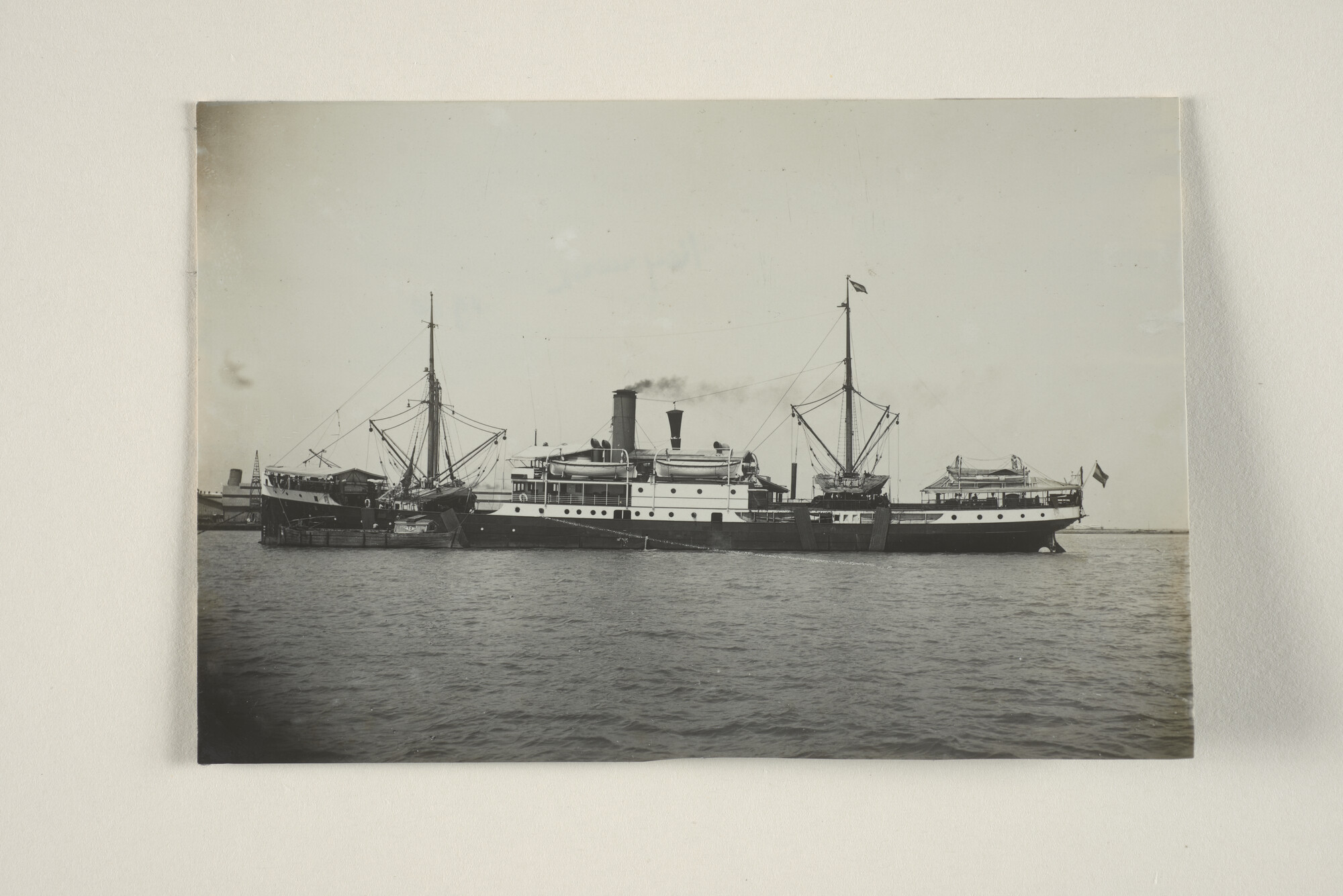 1994.1658; Het ss. 'Reijniersz' van de KPM voor anker bij Tandjong Priok; foto