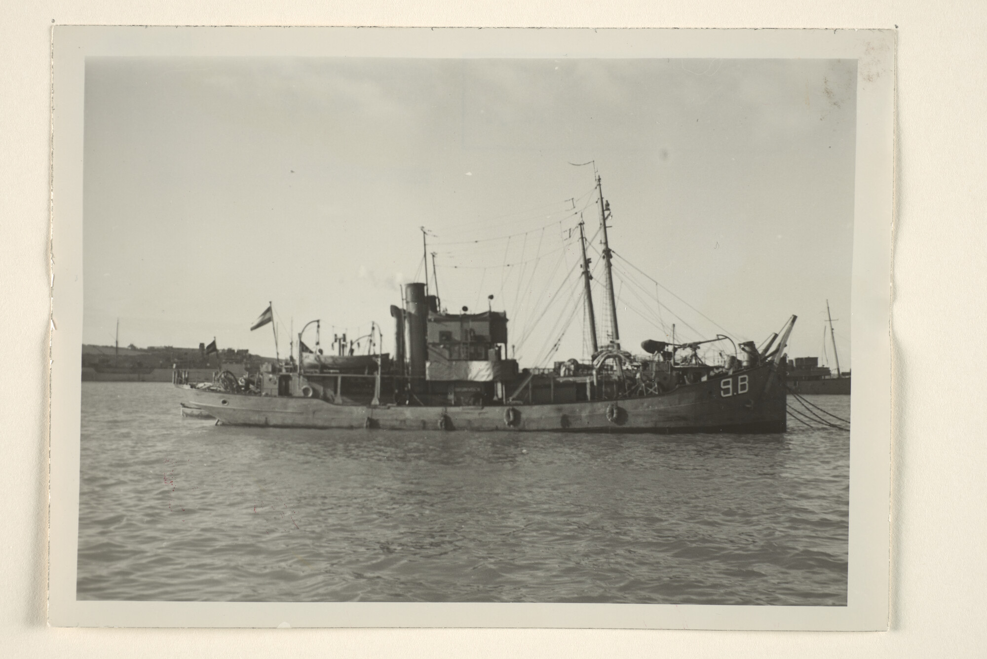 1994.7191; De trawler 'Bruinvisch' ingericht als hulpmijnenveger (naamsein 9 B) afgemeerd naast een andere hulpmijnenveger in een Britse haven [...]; foto