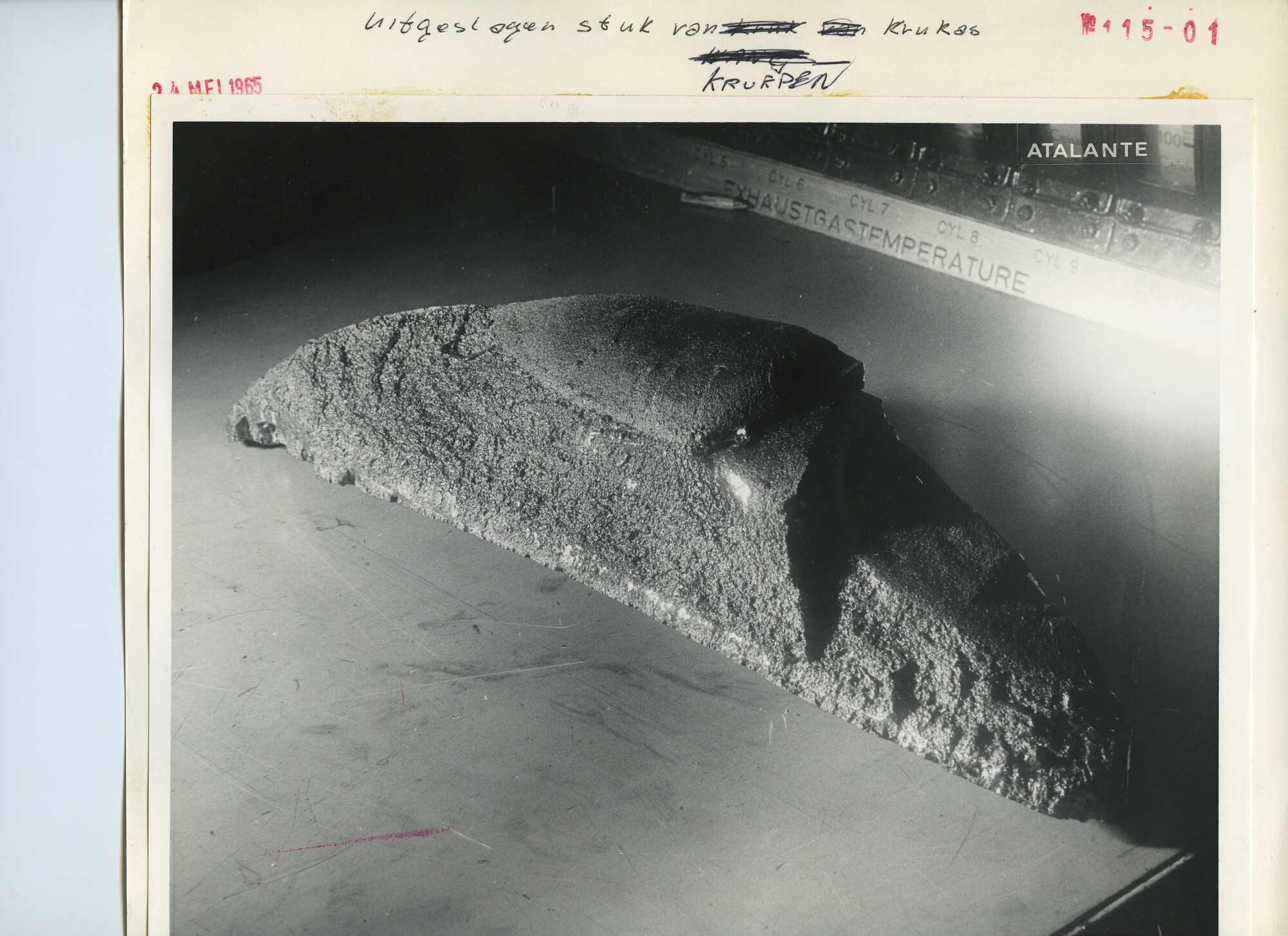 S.5444(4434)07; Foto van schade aan een gebroken krukas van de hoofdmotor van de Atalante; foto