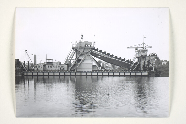S.5219(12)0510; De emmerbaggermolen Ajax, gebouwd op de langshelling van de ASM, ligt [...]; foto