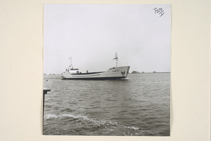 1994.1043; Foto's van de bouw bij Scheepswerf Van Goor Monnickendam van de coaster ms. 'Lenie', van de 'Pergo' en van de hopper-zuiger 'Reimerswaal'; fotoalbum