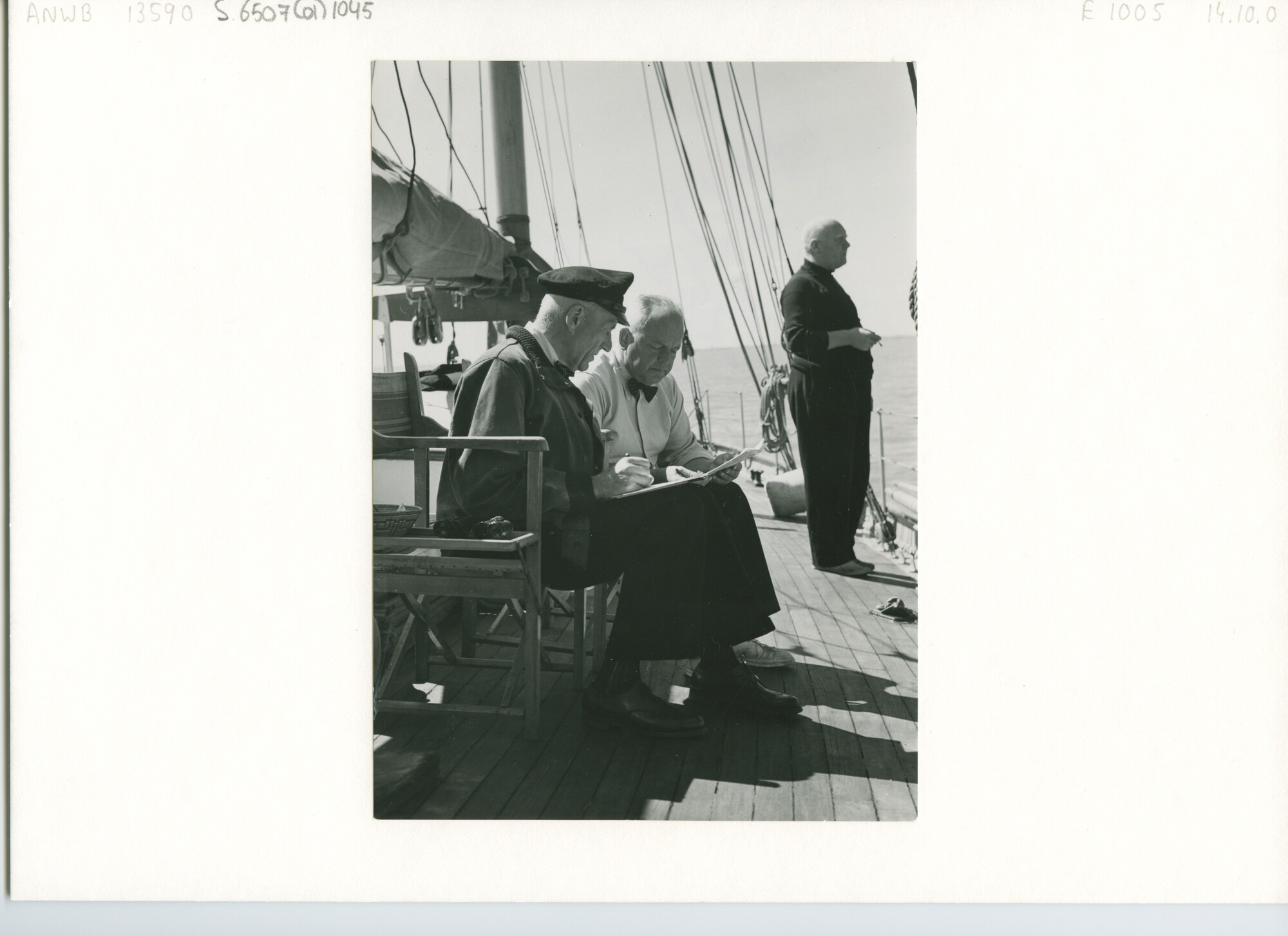 S.6507(01)1045; Foto van het wedstrijdcomité aan boord van de kits Frida van E. Crone tijdens wedstrijden op het IJsselmeer; foto
