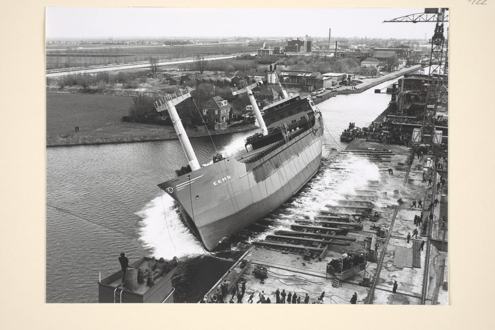 1996.2064; Foto's van de tewaterlating van de coaster ms. 'Eems' van C. Bos te Schiedam; fotoreportage