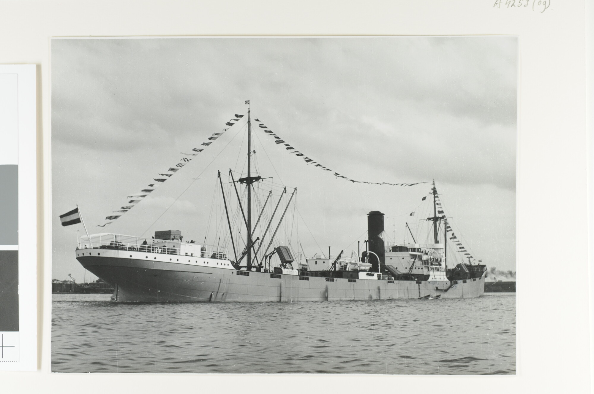 A.4253(09); De thuiskomst van het vrachtschip ms. 'Manoeran' van de SMN te Amsterdam; foto