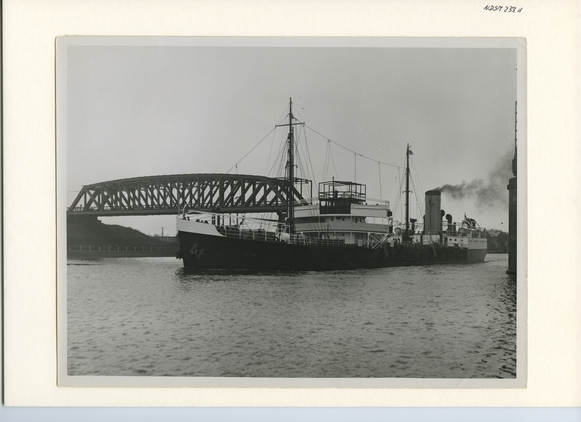 S.5444(1142)06; Foto van de tanker ms. Rita van de Curaçaosche Scheepvaart Maatschappij op weg voor de proefvaart; foto