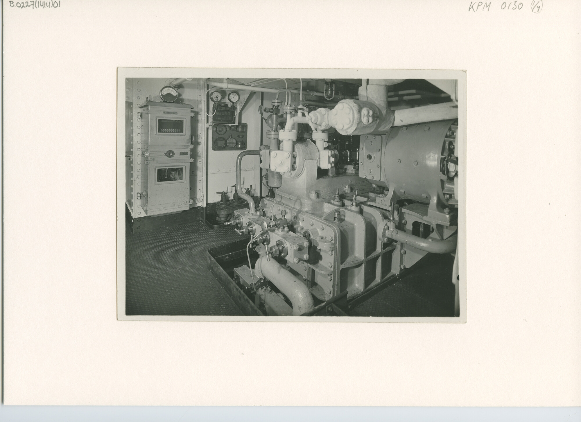 B.0227(1414)01; Interieurfoto van de machinekamer van ms. Van Heutsz ; foto