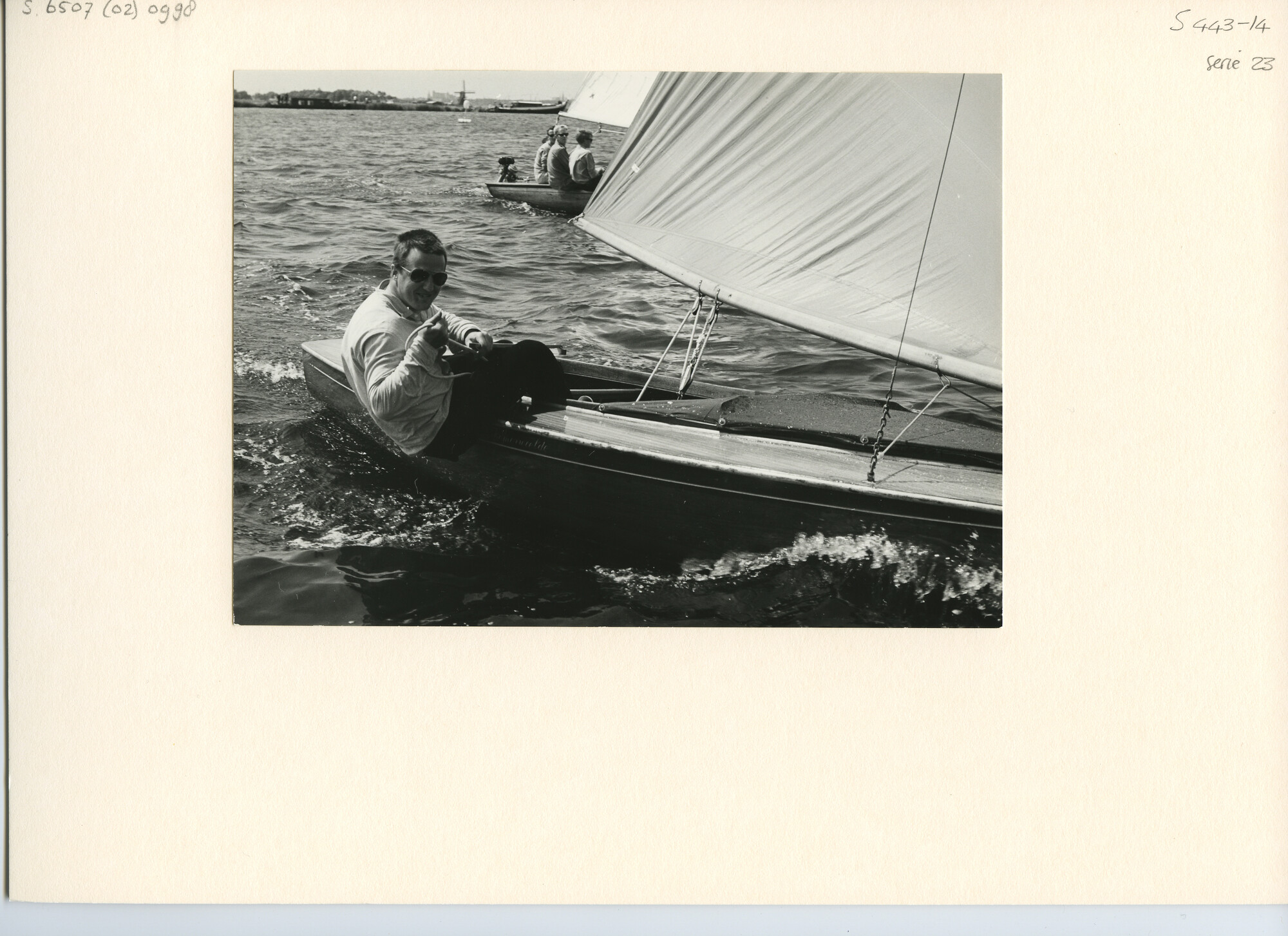 S.6507(02)0998.03; Zwart-wit foto van de O-jollen-klasse op de Westeinderplassen, en close-up van nummer 43 (Zomerweelde) tijdens de Kaagweek; foto