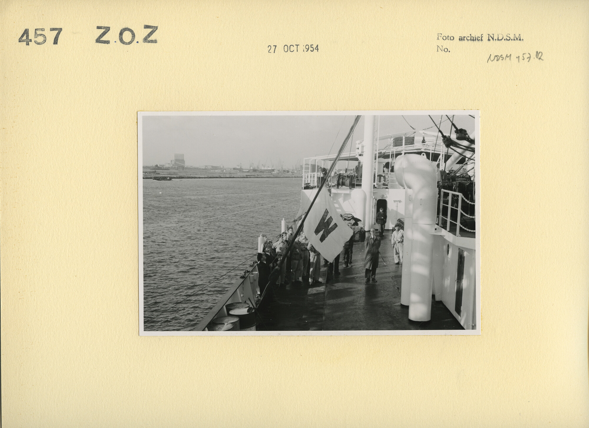 S.5444(2448)2; Foto van de overdracht van het vrachtschip ms. Toreador ; foto
