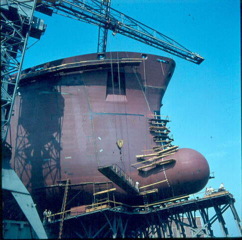 S.9100(2791); Bouw van de Shell-tanker 'Neverita' bij de NDSM in Amsterdam; diapositief