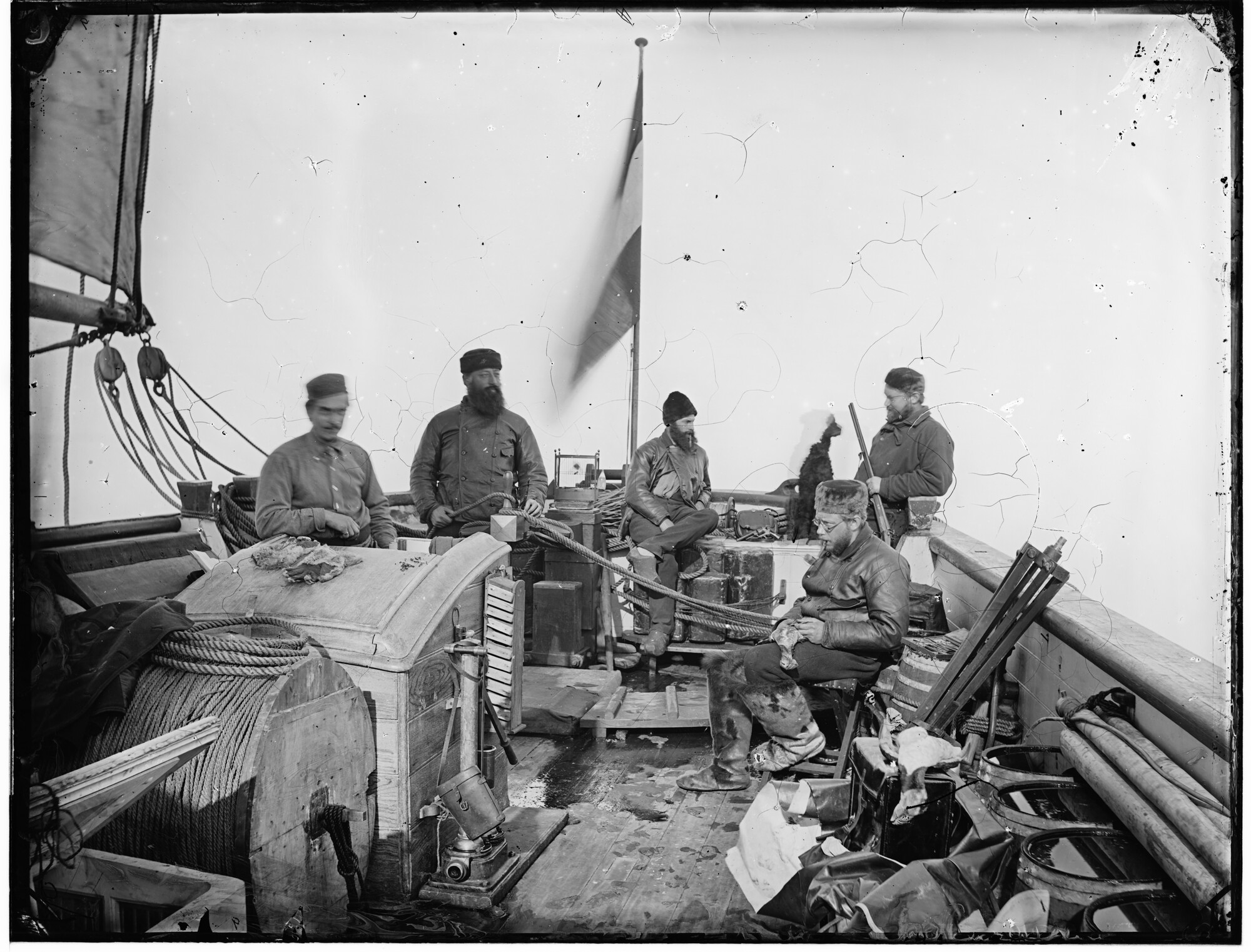 S.0101(10); Groep op het achterdek van de Willem Barents in zee benoorden Spitsbergen; negatief